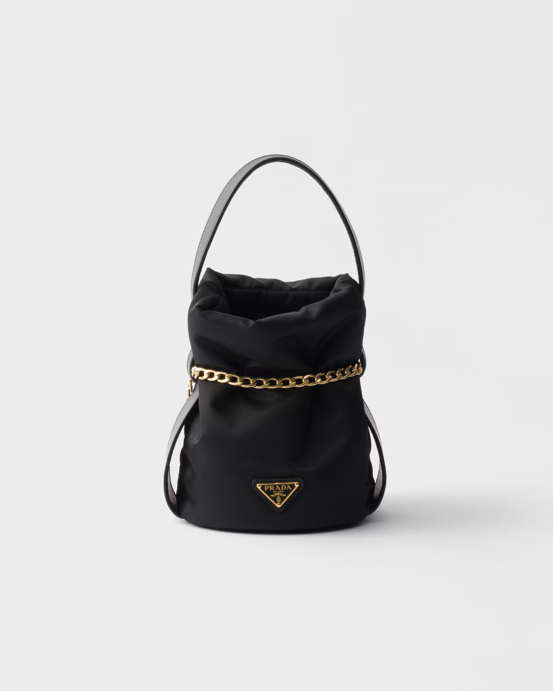 오늘 데일리룩은 카리나 참고하기🖤
일교차 큰 날씨에도 딱 맞는 프라다 간절기 스타일링☁️

프라다로 완성하는 간절기 코디, 지금 소개해드릴게요.

1. 프라다 쁘띠 삭 누아르 나파 버킷 백, 300만 원대
 카리나가 착용한 이 가방은 리나일론 소재에 나파 가죽 핸들과 메탈 체인이 더해진 버킷 백입니다. 펜던트가 달린 체인 디테일이 특징인데요. 화이트 슬리브리스와  블랙 가디건을 매치해 모던한 데일리룩을 완성했습니다.

2. 프라다 립 니트 저지 탱크 톱, 130만 원대
코튼 소재의 슬림 핏 디자인으로, 스쿱 넥 라인과 에나멜 메탈 트라이앵글 로고가 포인트입니다. 블랙 가디건과 데님 팬츠를 매치해 미니멀하고 캐주얼한 무드를 완성했습니다. 이미지