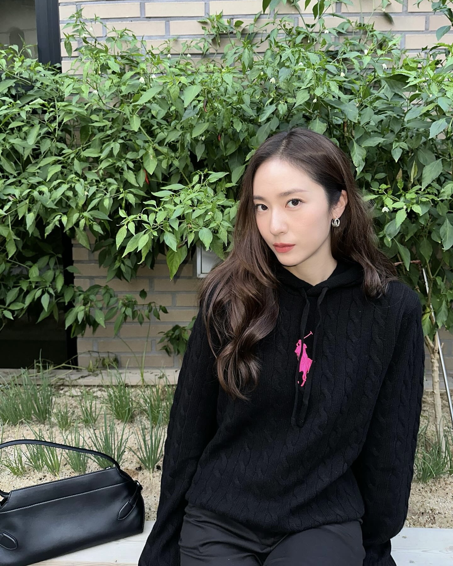 크리스탈처럼 핑크 포니💓
쌀쌀한 가을에는 폴로 니트 하나로 분위기 완성해보세요🍁

간절기에 입기 좋은 랄프로렌 코디, 지금 소개해드릴게요.

1. 폴로 랄프 로렌 핑크 포니 케이블 니트 후디, 50만 원대
울과 캐시미어 혼방 소재로 부드럽고 포근한 착용감을 주는 케이블 니트 후디입니다. 시그니처 핑크 포니 자수가 포인트로 블랙 팬츠와 미니백을 매치해 심플한 블랙 모노톤 룩을 완성했습니다.

2. 폴로 랄프 로렌 핑크 포니 트윌 볼 캡, 8만 원대
코튼 트윌 소재로 제작된 볼캡으로, 전면의 핑크 포니 자수와 랄프 로렌 로고가 포인트인 아이템입니다. 같은 컬렉션의 케이블 니트 후디와 매치해 통일감 있는 데일리 포인트 룩을 완성했습니다. 이미지