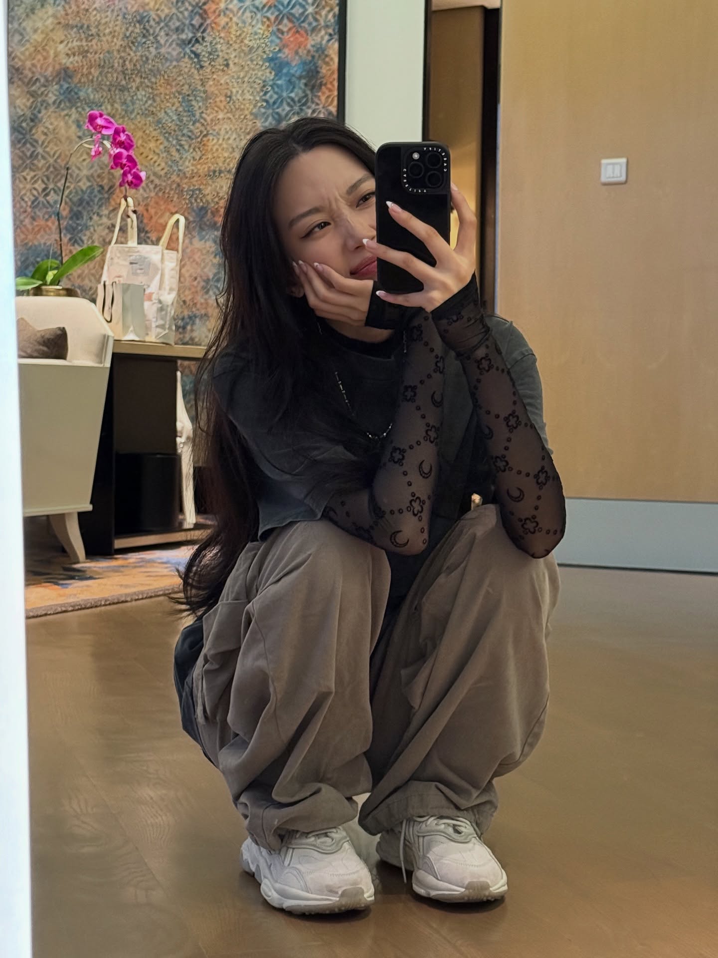 아직도 따로따로 입는다고?🫢
이젠 겹쳐 입어서 스타일부터 실용성까지 한 번에 챙기자💡💗

셀럽들의 레이어드 스타일 참고해서, 가을룩에 바로 활용해 보세요.

1. 코데라 오가닉 코튼 스트라이프 티셔츠, 44만 원대
수지가 착용한 티셔츠는 오가닉 코튼 소재로 다양한 폭의 블루와 블랙 컬러 스트라이프 패턴이 세련된 무드를 더하죠. 오버핏으로 단독으로는 물론, 레이어드로 활용하기 좋은 아이템입니다. 수지는 블루 셔츠와 레이어드해 꾸안꾸 느낌의 모던한을 연출했습니다.

2. 마린세르 무노그램 매쉬 플록 하이넥 탑, 40만 원대
문가영이 착용한 롱슬리브는 하이넥의 가볍고 신축성 있는 시스루 메쉬 소재로, 초승달과 플라워 로고 패턴이 포인트죠. 문가영은 빈티지한 차콜 반팔티를 위에 레이어드해 노출을 줄이면서도 페미닌함과 스트릿 무드가 돋보이는 룩을 완성했습니다. 이미지