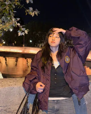 매일 손이 가는 항공 점퍼🔮
휘뚜루마뚜루 입기 좋은 데일리템✈️💫 항공점퍼 준비하자
가볍게 어디에나 걸치기 좋은 항공 점퍼 2가지를 모았습니다.
1. 발렌시아가 라지 핏 보머 재킷, 450만 원대
노윤서가 착용한 짙은 퍼플 컬러 항공점퍼는 유니폼 나일론 소재로 폴리에스테르 안감에 혼합 충전재가 들어간 오버핏 아우터로 패치가 포인트죠. 노윤서는 데님팬츠와 블랙 롱슬리브와 매치해 캐주얼하면서 스트릿한 룩을 완성했습니다.
2. 라코스테 1988 서울 올림픽 스페셜 봄버 자켓, 35만 원대
안유진이 입은 항공점퍼는 올림픽 헤리티지 라이프스타일 컬렉션으로 나일론 소재에 오버핏으로1988년 서울 올림픽 그래픽과 올림픽 라벨 포인트죠. 안유진은 빈티지한 워싱이 들어간 데님 팬츠와 매치해 트렌디한 룩을 완성했습니다. 이미지