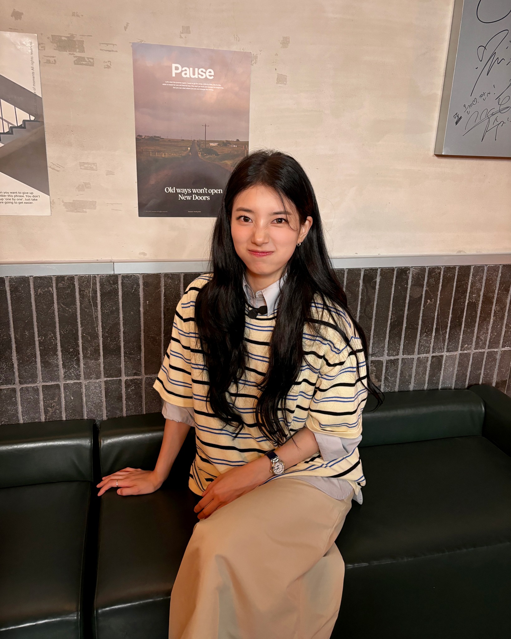아직도 따로따로 입는다고?🫢 이젠 겹쳐 입어서 스타일부터 실용성까지 한 번에 챙기자💡💗  셀럽들의 레이어드 스타일 참고해서, 가을룩에 바로 활용해 보세요.  1. 코데라 오가닉 코튼 스트라이프 티셔츠, 44만 원대 수지가 착용한 티셔츠는 오가닉 코튼 소재로 다양한 폭의 블루와 블랙 컬러 스트라이프 패턴이 세련된 무드를 더하죠. 오버핏으로 단독으로는 물론, 레이어드로 활용하기 좋은 아이템입니다. 수지는 블루 셔츠와 레이어드해 꾸안꾸 느낌의 모던한을 연출했습니다.  2. 마린세르 무노그램 매쉬 플록 하이넥 탑, 40만 원대 문가영이 착용한 롱슬리브는 하이넥의 가볍고 신축성 있는 시스루 메쉬 소재로, 초승달과 플라워 로고 패턴이 포인트죠. 문가영은 빈티지한 차콜 반팔티를 위에 레이어드해 노출을 줄이면서도 페미닌함과 스트릿 무드가 돋보이는 룩을 완성했습니다. 이미지