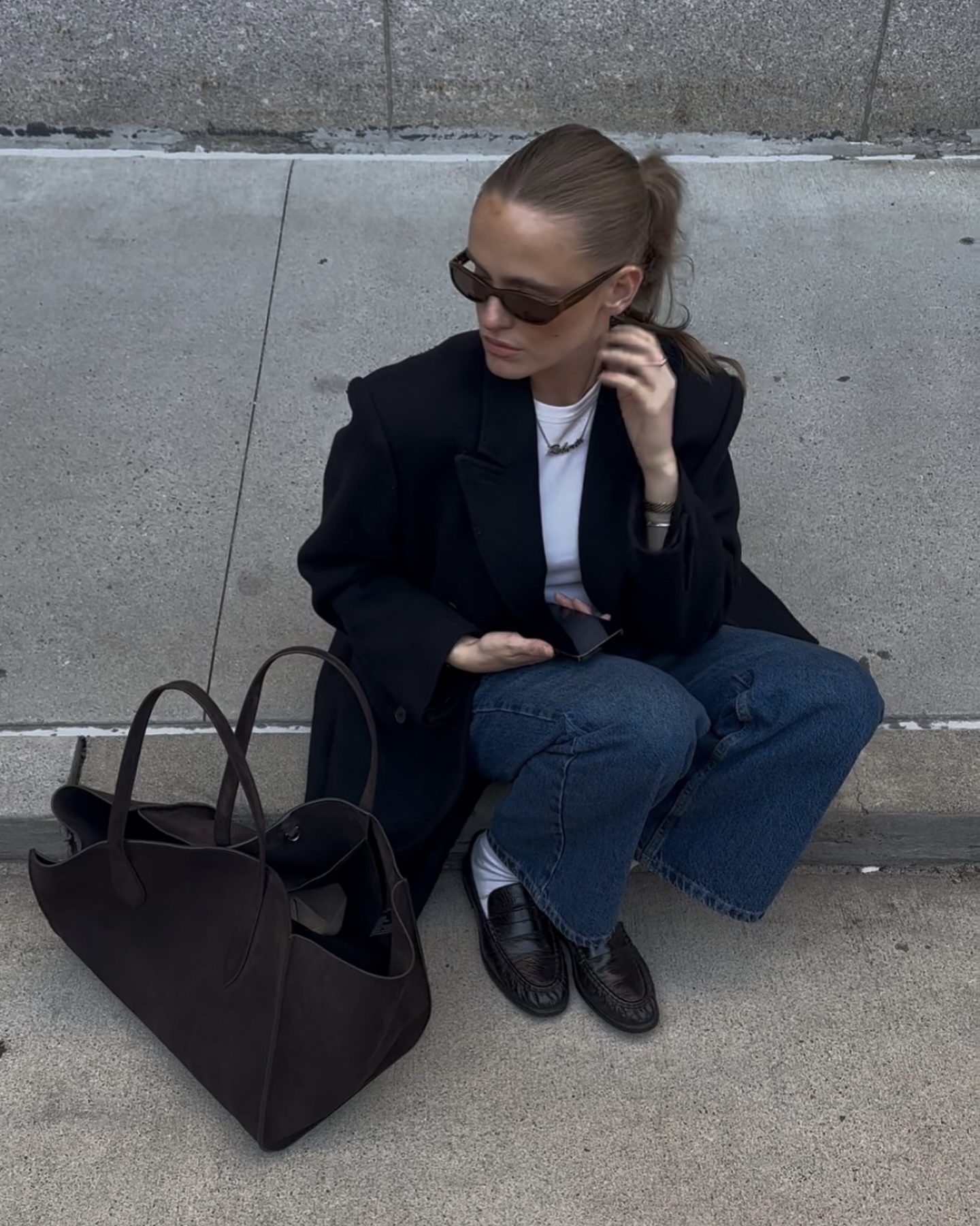 블레이저는 뭐랑 잘 어울릴까?🤔
데님 팬츠에 매치해서 미니멀한 데일리룩 완성해 보자🖤💙 이미지6