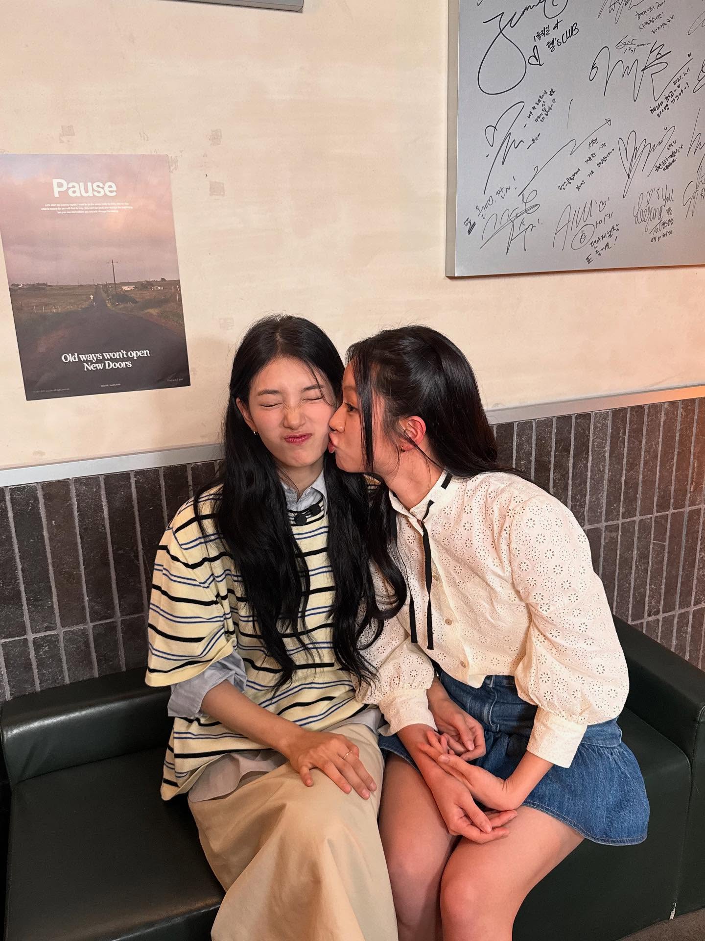 아직도 따로따로 입는다고?🫢
이젠 겹쳐 입어서 스타일부터 실용성까지 한 번에 챙기자💡💗

셀럽들의 레이어드 스타일 참고해서, 가을룩에 바로 활용해 보세요.

1. 코데라 오가닉 코튼 스트라이프 티셔츠, 44만 원대
수지가 착용한 티셔츠는 오가닉 코튼 소재로 다양한 폭의 블루와 블랙 컬러 스트라이프 패턴이 세련된 무드를 더하죠. 오버핏으로 단독으로는 물론, 레이어드로 활용하기 좋은 아이템입니다. 수지는 블루 셔츠와 레이어드해 꾸안꾸 느낌의 모던한을 연출했습니다.

2. 마린세르 무노그램 매쉬 플록 하이넥 탑, 40만 원대
문가영이 착용한 롱슬리브는 하이넥의 가볍고 신축성 있는 시스루 메쉬 소재로, 초승달과 플라워 로고 패턴이 포인트죠. 문가영은 빈티지한 차콜 반팔티를 위에 레이어드해 노출을 줄이면서도 페미닌함과 스트릿 무드가 돋보이는 룩을 완성했습니다. 이미지