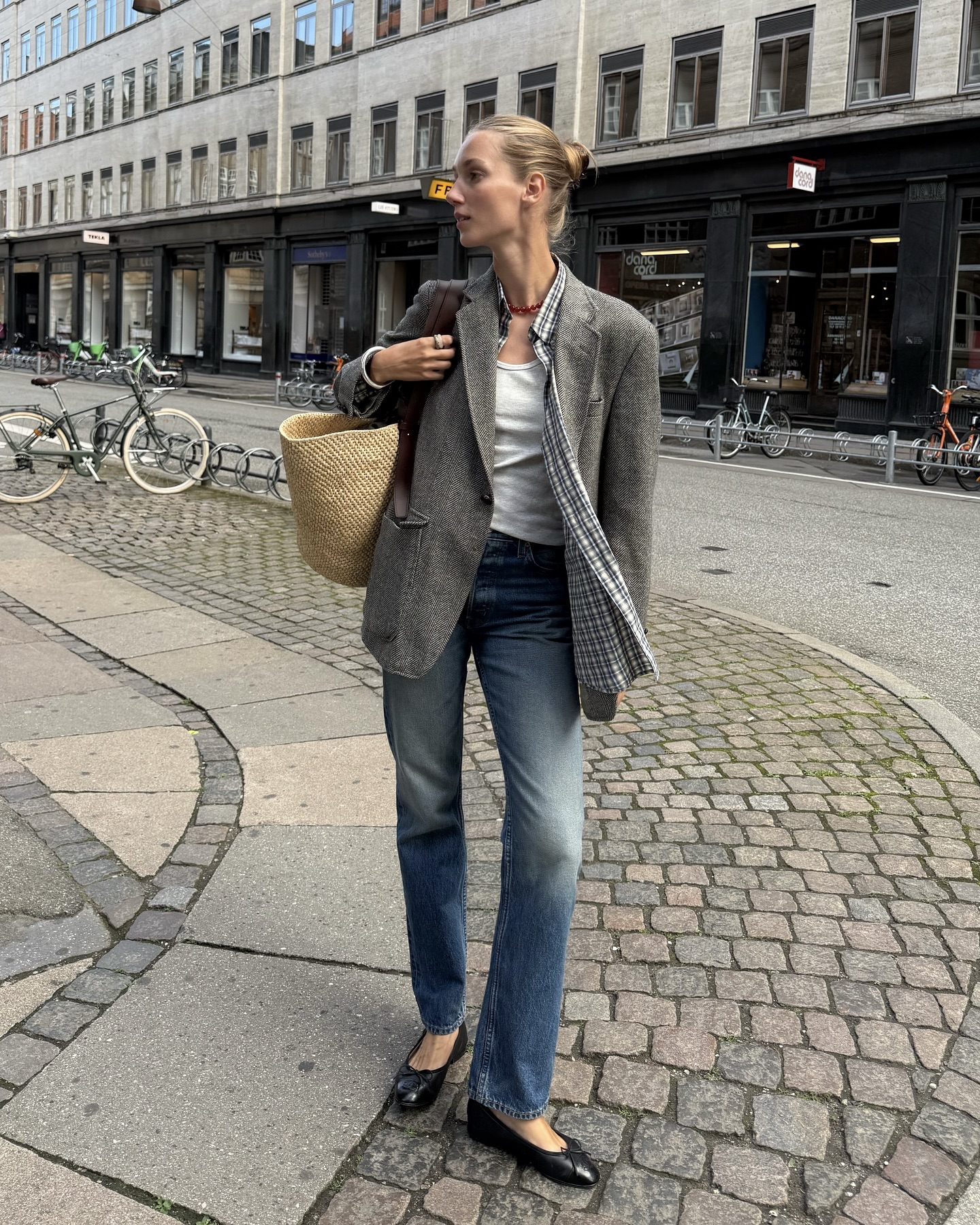 블레이저는 뭐랑 잘 어울릴까?🤔
데님 팬츠에 매치해서 미니멀한 데일리룩 완성해 보자🖤💙 이미지5