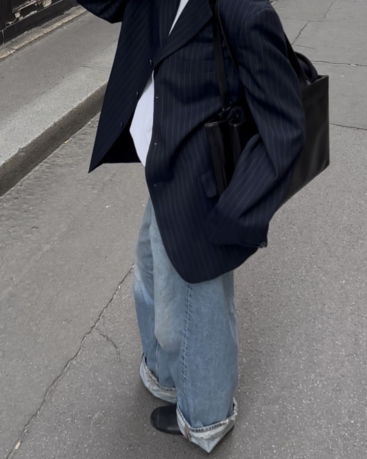 블레이저는 뭐랑 잘 어울릴까?🤔
데님 팬츠에 매치해서 미니멀한 데일리룩 완성해 보자🖤💙 이미지4