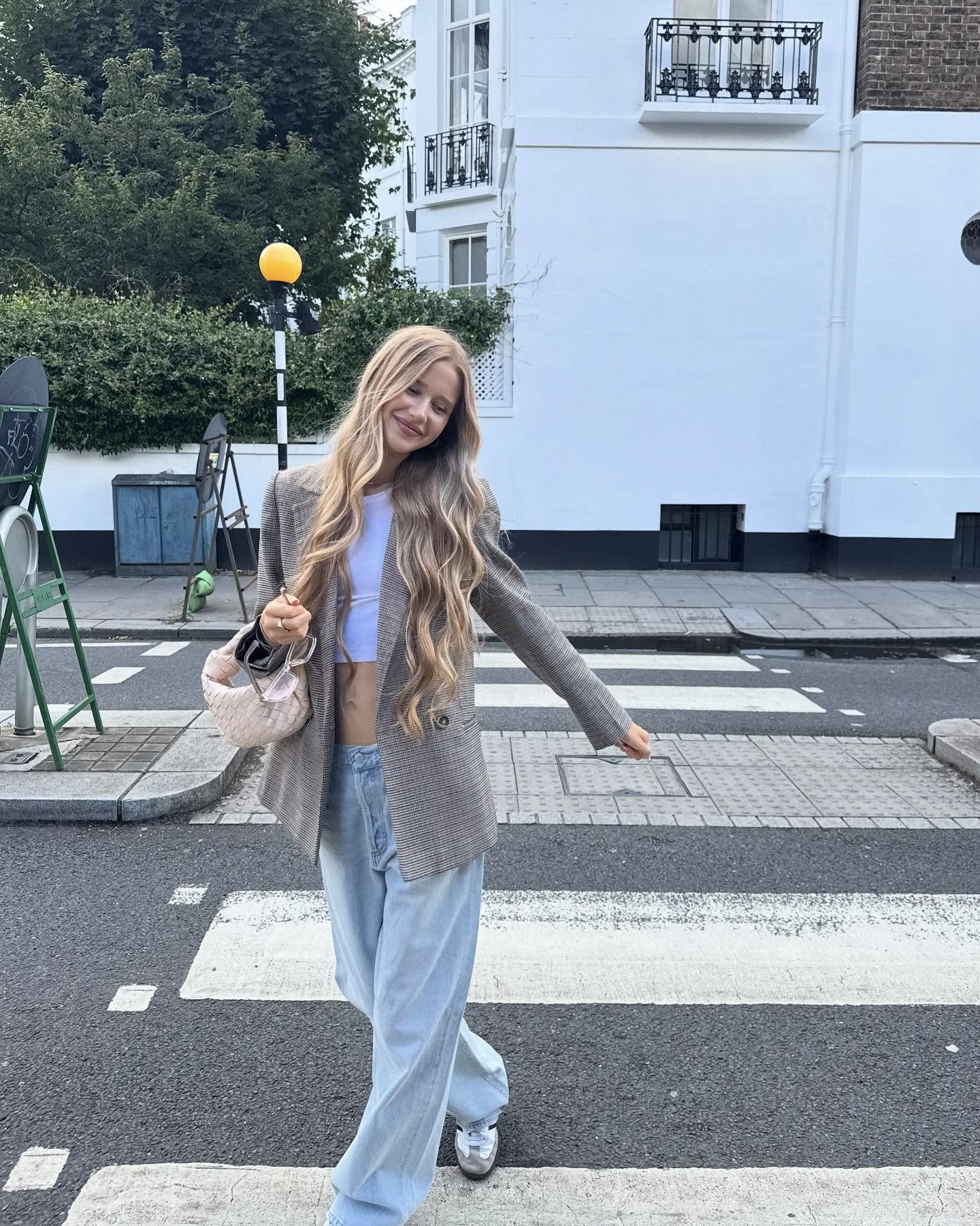 블레이저는 뭐랑 잘 어울릴까?🤔
데님 팬츠에 매치해서 미니멀한 데일리룩 완성해 보자🖤💙 이미지7