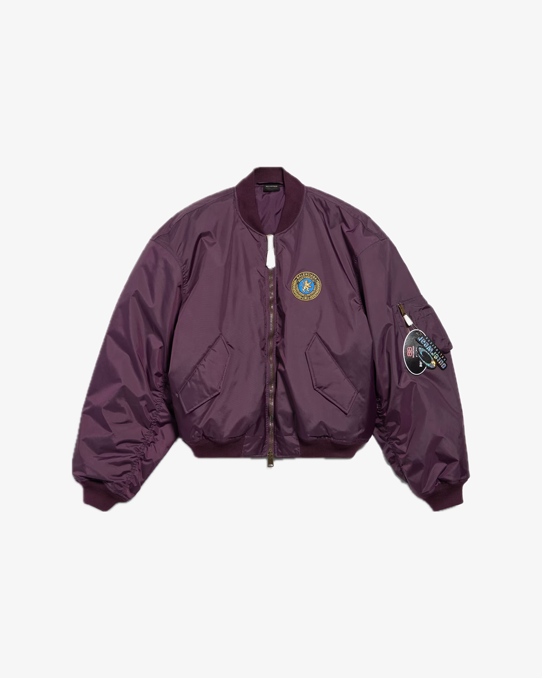 매일 손이 가는 항공 점퍼🔮
휘뚜루마뚜루 입기 좋은 데일리템✈️💫 항공점퍼 준비하자

가볍게 어디에나 걸치기 좋은 항공 점퍼 2가지를 모았습니다.

1. 발렌시아가 라지 핏 보머 재킷, 450만 원대
노윤서가 착용한 짙은 퍼플 컬러 항공점퍼는 유니폼 나일론 소재로 폴리에스테르 안감에 혼합 충전재가 들어간 오버핏 아우터로 패치가 포인트죠. 노윤서는 데님팬츠와 블랙 롱슬리브와 매치해 캐주얼하면서 스트릿한 룩을 완성했습니다.

2. 라코스테 1988 서울 올림픽 스페셜 봄버 자켓, 35만 원대
안유진이 입은 항공점퍼는 올림픽 헤리티지 라이프스타일 컬렉션으로 나일론 소재에 오버핏으로1988년 서울 올림픽 그래픽과 올림픽 라벨 포인트죠. 안유진은 빈티지한 워싱이 들어간 데님 팬츠와 매치해 트렌디한 룩을 완성했습니다. 이미지