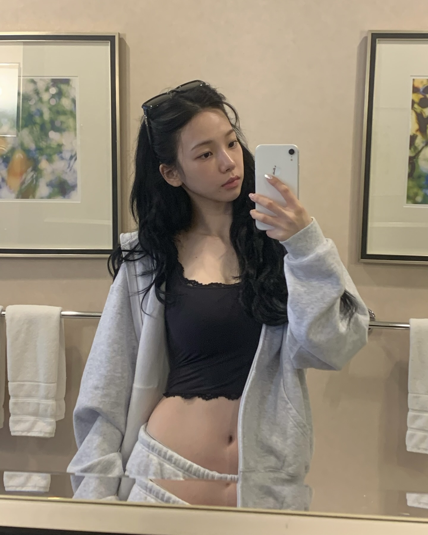 에스파의 간절기 데일리룩🩶 지금 계절에 딱 어울리는 데일리 스타일링 3가지✨  가을 분위기를 완성해 줄 스타일링, 지금 소개해드릴게요.  1. 스킴스 클래식 집업 후디, 10만 원대 코튼 플리스 소재로 제작된 클래식 후디입니다. 부드럽고 포근한 착용감에 리브드 밴드와 포켓 디테이링 더해져 실용성을 더해주는데요. 레이스 탱크와 매치해 내추럴한 데일리룩을 완성했습니다.  2. 스킴스 클래식 스트레이트 레그 팬츠, 10만 원대 코튼 플리스 소재로 제작된 스트레이트 팬츠로, 허리 밴드와 스트링 디테일이 편안한 착용감을 제공합니다. 동일한 컬러의 후디 셋업으로 데일리룩을 완성했습니다.  3. 릭 오웬스 튜닉 탑, 100만 원대 윈터가 착용한 후디는 허리 스트링 디테일이 돋보이는 코튼 플리스 소재의 아이템입니다. 드롭 숄더 실루엣과 롱 스트링이 릭 오웬스 특유의 감각적인 무드를 더해주는데요. 데님 팬츠나 롱스커트에 매치해 모던한 데일리 무드를 완성할 수 있습니다. 이미지