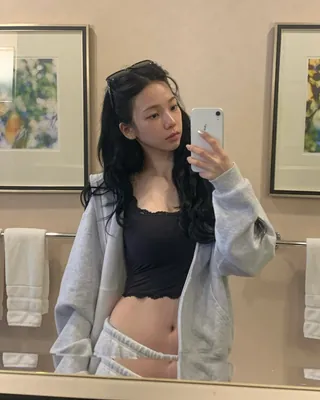 에스파의 간절기 데일리룩🩶
지금 계절에 딱 어울리는 데일리 스타일링 3가지✨
가을 분위기를 완성해 줄 스타일링, 지금 소개해드릴게요.
1. 스킴스 클래식 집업 후디, 10만 원대
코튼 플리스 소재로 제작된 클래식 후디입니다. 부드럽고 포근한 착용감에 리브드 밴드와 포켓 디테이링 더해져 실용성을 더해주는데요. 레이스 탱크와 매치해 내추럴한 데일리룩을 완성했습니다.
2. 스킴스 클래식 스트레이트 레그 팬츠, 10만 원대
코튼 플리스 소재로 제작된 스트레이트 팬츠로, 허리 밴드와 스트링 디테일이 편안한 착용감을 제공합니다. 동일한 컬러의 후디 셋업으로 데일리룩을 완성했습니다.
3. 릭 오웬스 튜닉 탑, 100만 원대
윈터가 착용한 후디는 허리 스트링 디테일이 돋보이는 코튼 플리스 소재의 아이템입니다. 드롭 숄더 실루엣과 롱 스트링이 릭 오웬스 특유의 감각적인 무드를 더해주는데요. 데님 팬츠나 롱스커트에 매치해 모던한 데일리 무드를 완성할 수 있습니다. 이미지