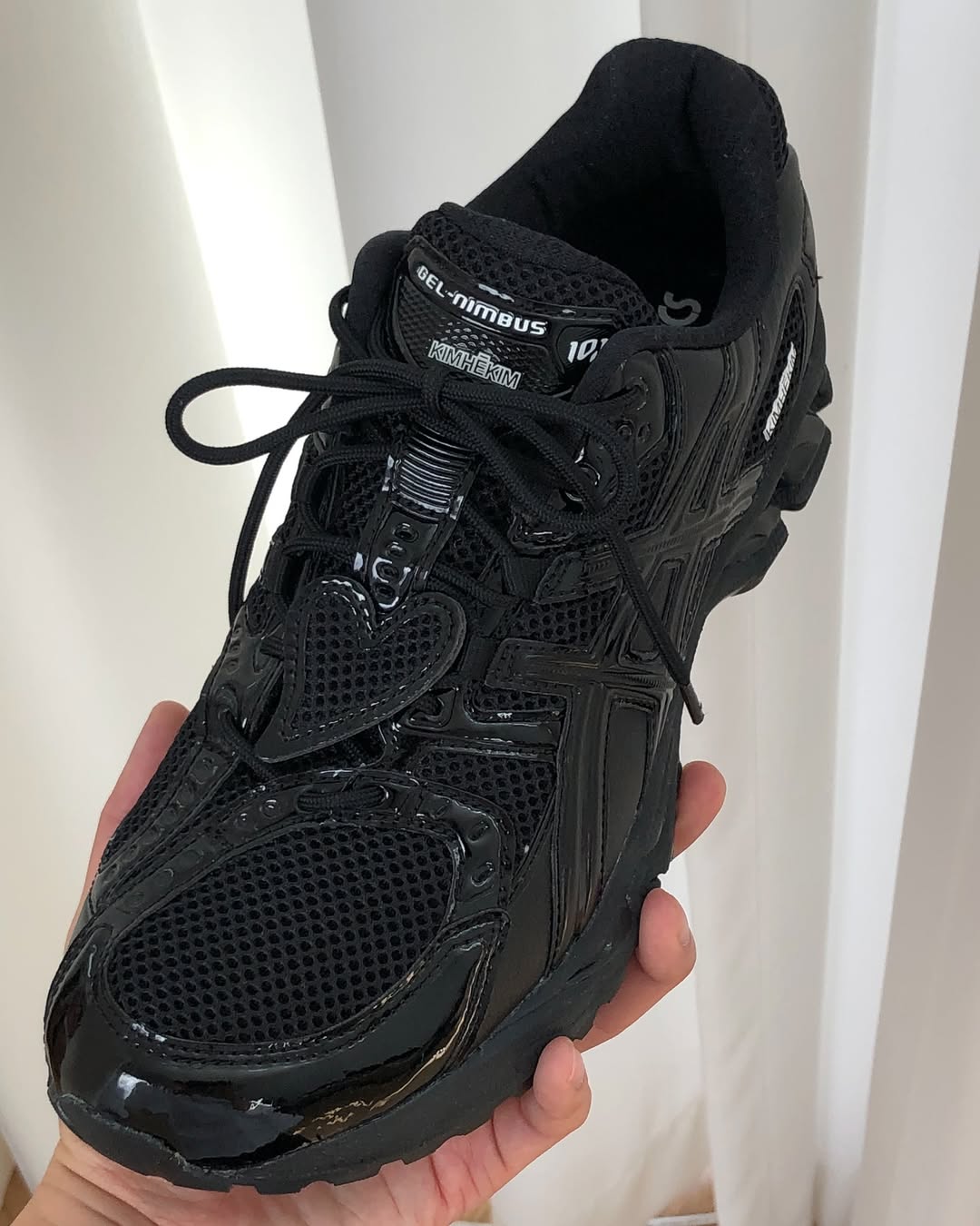 무채색으로 뭉친 김해김 x 아식스👟 이미지