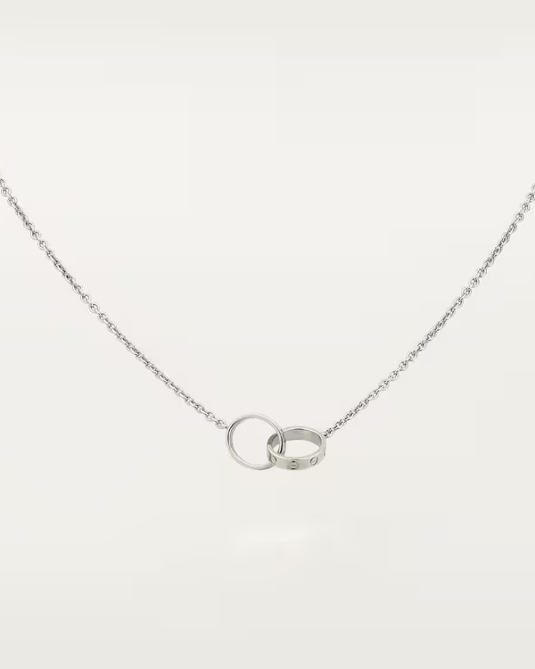 오늘 룩에 부족한 건? 바로 목걸이💎
여자들의 워너비 브랜드의 실버 목걸이✨🤍마음에 드실 거예요

셀럽들의 데일리 실버 목걸이 2가지를 소개합니다.

1. 까르띠에 러브 펜던트, 400만 원대
박보영이 착용한 실버 목걸이는 두 개의 링에 스크류 장식 모티프가 들어간 펜던트가 특징입니다. 박보영은 민소매와 레더 재킷과 매치해 시크하면서도 세련된 분위기를 완성했습니다.

2. 불가리 네크리스, 400만 원대
김지은이 착용한 목걸이는 18k 화이트 골드 소재에 다이아몬드 젬스톤과 클래식한 원형 펜던트, 곡선형으로 새겨진 브랜드 로고가 포인트입니다. 김지은은 그레이 재킷과 매치해 우아하면서도 깔끔한 분위기를 연출했습니다. 이미지