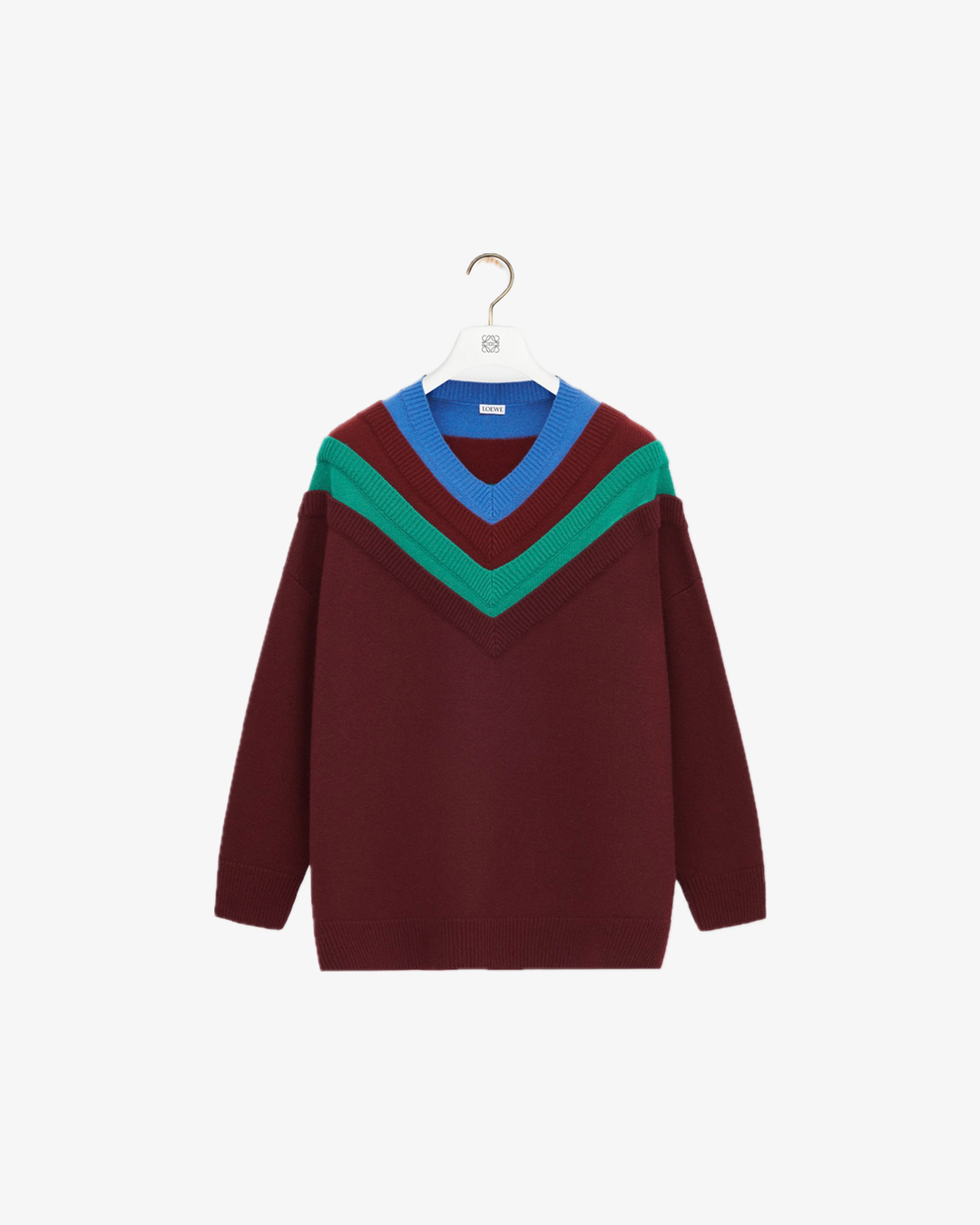 옷잘알들은 가을에 이 니트 입어🧶
데일리로 가볍게 입기 좋은 로에베 니트를 주목해 보자👀💫
가을이 오면 가장 먼저 손이 가는 아이템, 바로 니트죠. 이번 시즌 로에베 니트를 참고해 보세요.
1. 스웨터, 210만 원
김희애가 착용한 니트는 고급스러운 울 물리네 소재로, 옆면에 애너그램 가죽 탭 장식과 v넥 애너그램 인그레이빙 잠금장치가 돋보이죠. 여기에 슬랙스를 매치하면 단정하면서도 세련된 가을 스타일을 완성할 수 있습니다.
2. 스웨터 울, 220만 원
장윤주가 입은 니트는 따뜻한 울 소재로, 긴 기장에 파란색과 초록색이 섞인 레이어드 패턴의 트롱프뢰유 디테일이 포인트. 부드러운 베이지 팬츠와 함께 입으면 깔끔하고 세련된 분위기의 모던룩을 연출할 수 있습니다. 이미지8