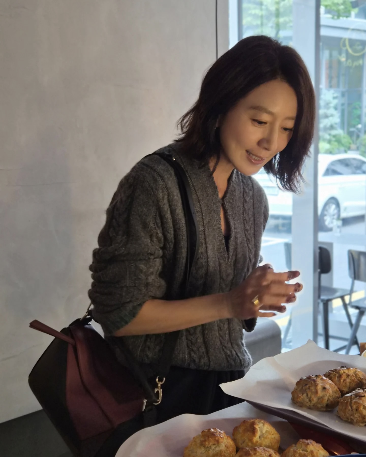 옷잘알들은 가을에 이 니트 입어🧶
데일리로 가볍게 입기 좋은 로에베 니트를 주목해 보자👀💫
가을이 오면 가장 먼저 손이 가는 아이템, 바로 니트죠. 이번 시즌 로에베 니트를 참고해 보세요.
1. 스웨터, 210만 원
김희애가 착용한 니트는 고급스러운 울 물리네 소재로, 옆면에 애너그램 가죽 탭 장식과 v넥 애너그램 인그레이빙 잠금장치가 돋보이죠. 여기에 슬랙스를 매치하면 단정하면서도 세련된 가을 스타일을 완성할 수 있습니다.
2. 스웨터 울, 220만 원
장윤주가 입은 니트는 따뜻한 울 소재로, 긴 기장에 파란색과 초록색이 섞인 레이어드 패턴의 트롱프뢰유 디테일이 포인트. 부드러운 베이지 팬츠와 함께 입으면 깔끔하고 세련된 분위기의 모던룩을 연출할 수 있습니다. 이미지3