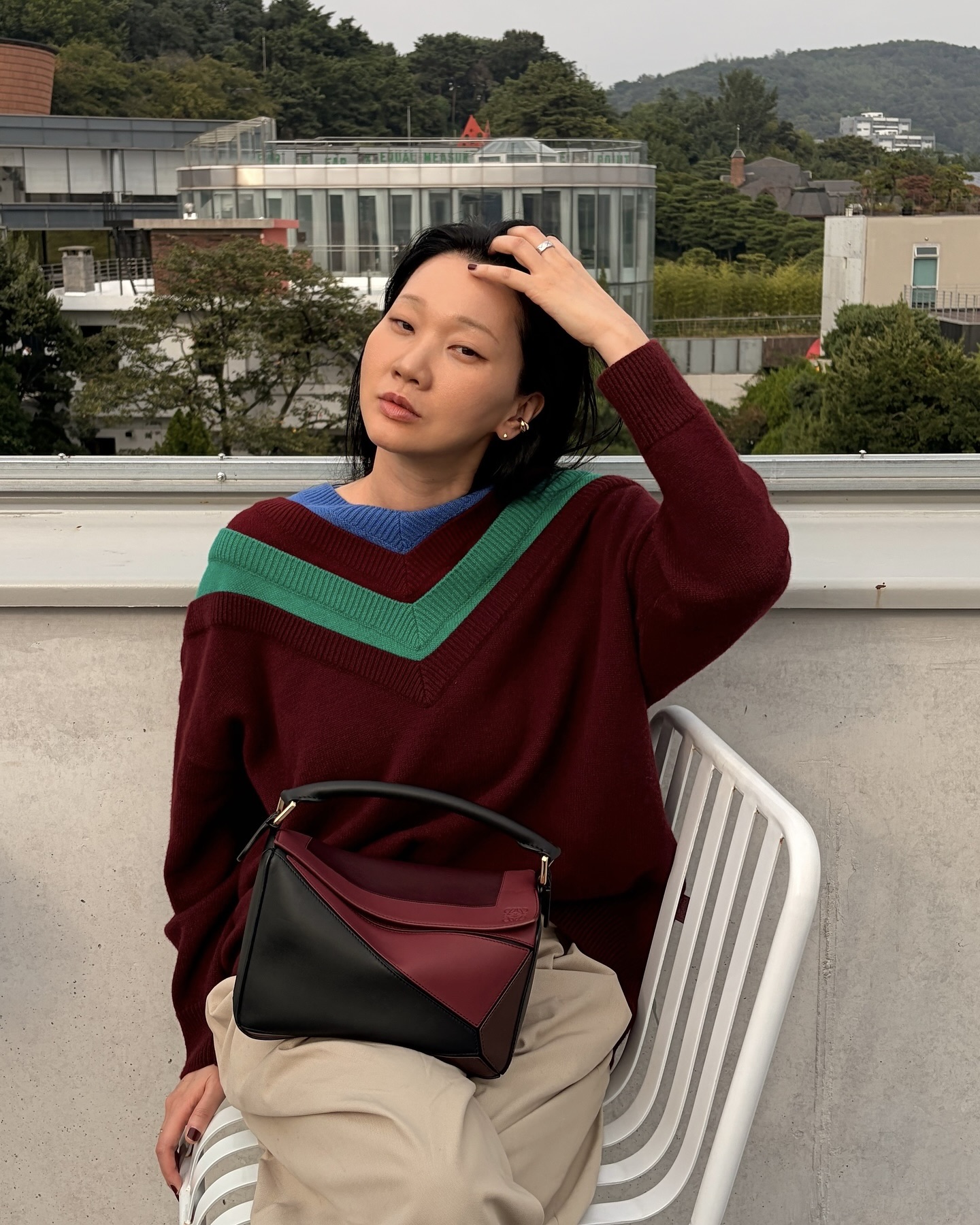 옷잘알들은 가을에 이 니트 입어🧶
데일리로 가볍게 입기 좋은 로에베 니트를 주목해 보자👀💫
가을이 오면 가장 먼저 손이 가는 아이템, 바로 니트죠. 이번 시즌 로에베 니트를 참고해 보세요.
1. 스웨터, 210만 원
김희애가 착용한 니트는 고급스러운 울 물리네 소재로, 옆면에 애너그램 가죽 탭 장식과 v넥 애너그램 인그레이빙 잠금장치가 돋보이죠. 여기에 슬랙스를 매치하면 단정하면서도 세련된 가을 스타일을 완성할 수 있습니다.
2. 스웨터 울, 220만 원
장윤주가 입은 니트는 따뜻한 울 소재로, 긴 기장에 파란색과 초록색이 섞인 레이어드 패턴의 트롱프뢰유 디테일이 포인트. 부드러운 베이지 팬츠와 함께 입으면 깔끔하고 세련된 분위기의 모던룩을 연출할 수 있습니다. 이미지7