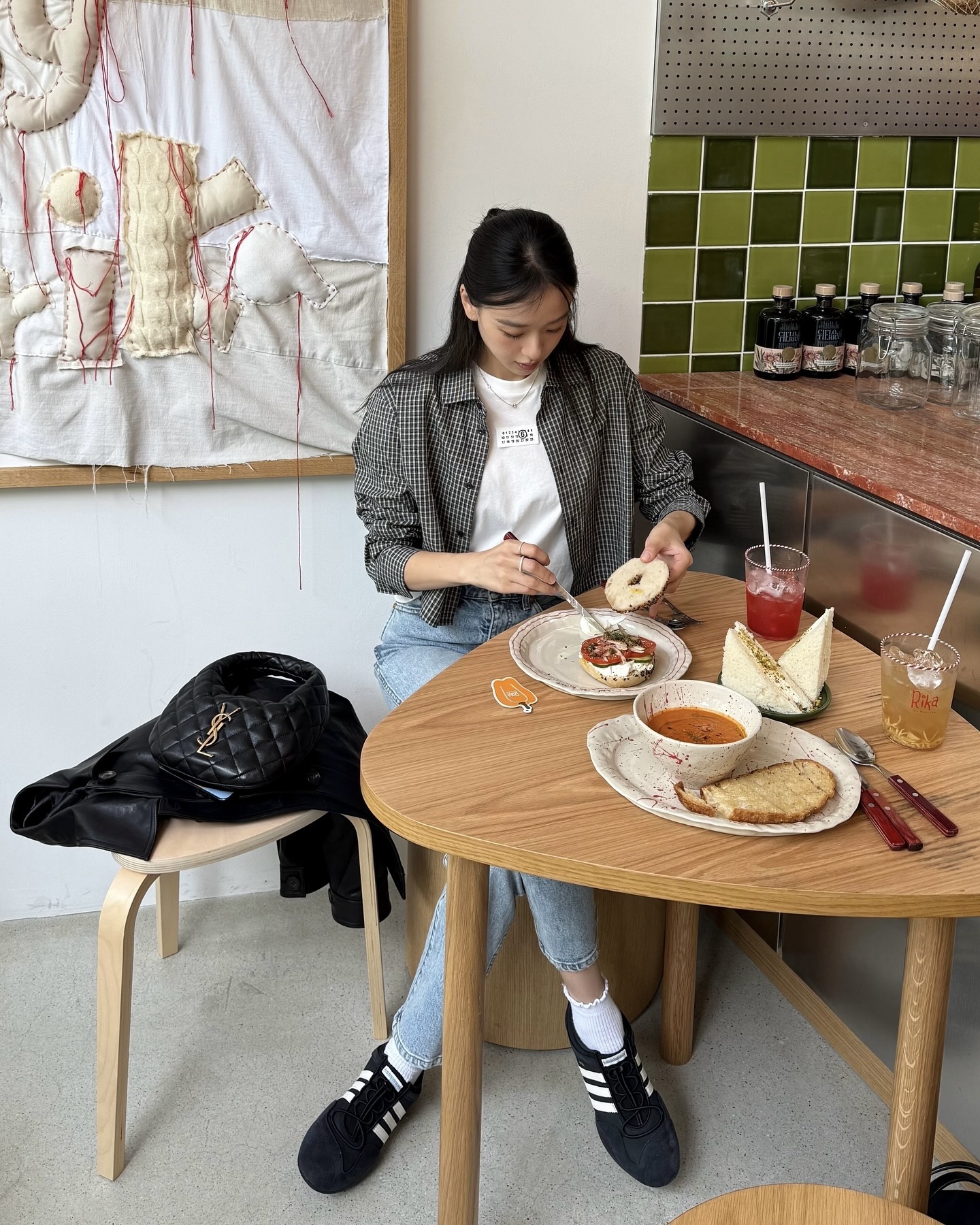 꾸안꾸 룩 필수템, 체크 셔츠🧚🏻
짧은 가을🍁😮‍💨추워지기 전에 체크 셔츠 얼른 꺼내 입자 이미지3