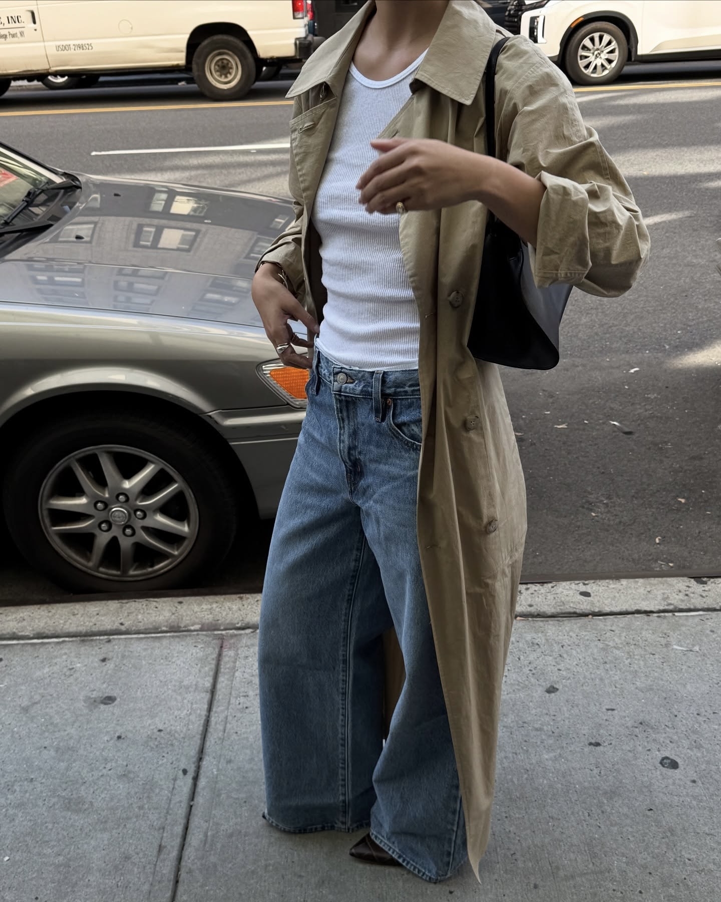 아직 워싱 데님 팬츠가 없다고?😮
워싱 데님 팬츠 하나로 밋밋한 룩에 생기와 포인트를 더하자💙💫
각자 다른 매력을 지닌 데님 3가지를 참고해 보세요.
1. 자라 진즈 와이드 레그 티로알토, 5만 원대
하이웨스트 디자인에 긴 기장과 와이드 핏으로 빈티지한 워싱이 돋보이는 제품입니다. 롱 슬리브와 베이지 재킷을 매치하면 깔끔하면서도 모던한 룩을 완성할 수 있습니다.
2. 리바이스 신치 배기 진, 9만 원대
워싱 처리된 코튼 소재로 하이웨스트에 스트레이트 실루엣인 팬츠입니다. 허리 뒷부분에 버클 형태인 신치 스트랩이 달려있어 벨트 없이 허리를 조절할 수 있습니다. 이 데님 팬츠와 트렌치코트를 매치하면 클래식한 가을룩을 완성할 수 있습니다.
3. 프리 피플 위 더 프리 올터 이고 보이프렌드 진, 21만 원대
자연스럽게 색이 빠진 페이딩과 주름진 듯한 위스커링 디테일이 보헤미안 무드를 살리고, 앞면에 트위스트 솔기 디테일이 돋보이는 제품입니다. 화이트 롱 슬리브와 매치하면 캐주얼하면서도 트렌디한 룩을 연출할 수 있습니다. 이미지4