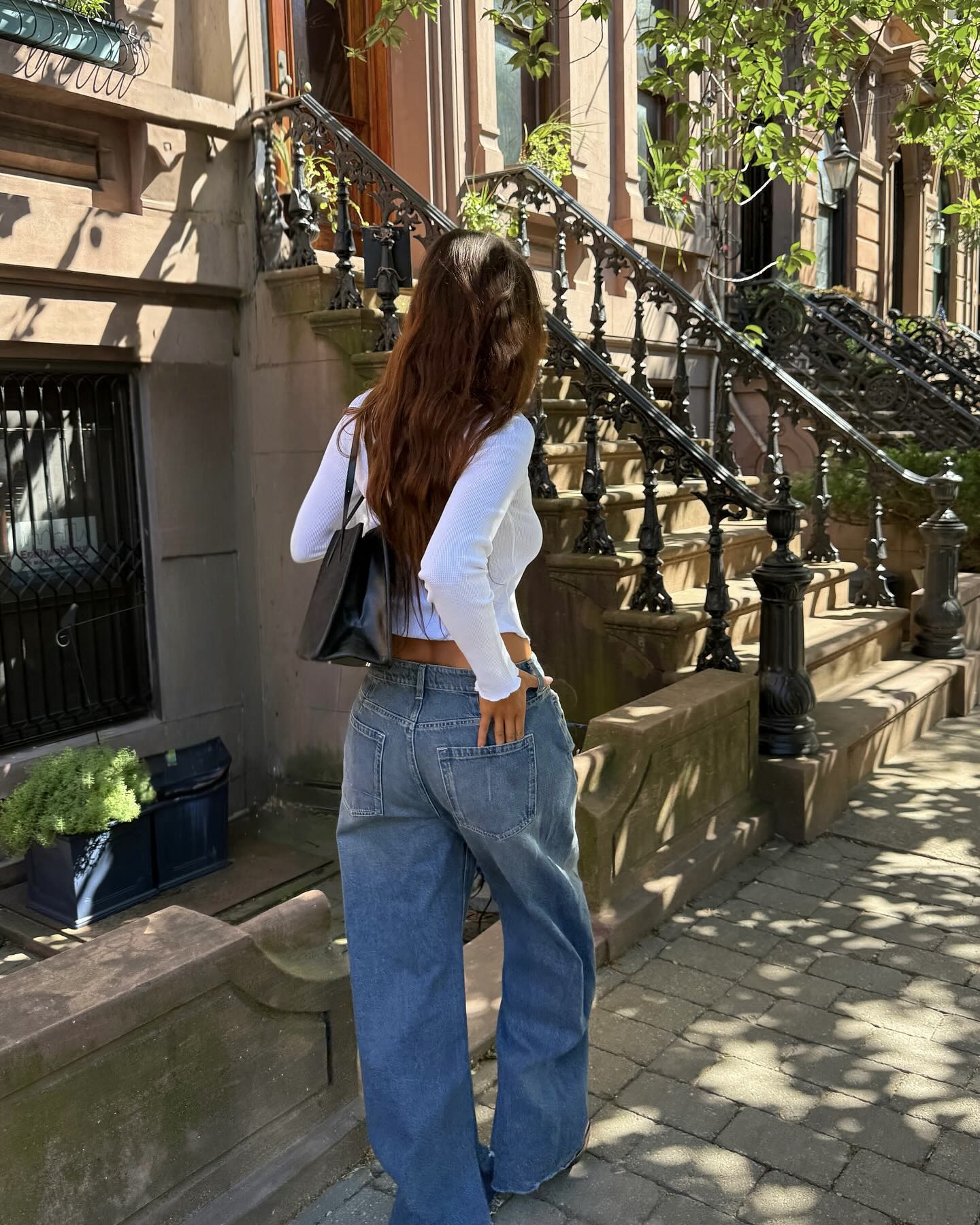 아직 워싱 데님 팬츠가 없다고?😮
워싱 데님 팬츠 하나로 밋밋한 룩에 생기와 포인트를 더하자💙💫
각자 다른 매력을 지닌 데님 3가지를 참고해 보세요.
1. 자라 진즈 와이드 레그 티로알토, 5만 원대
하이웨스트 디자인에 긴 기장과 와이드 핏으로 빈티지한 워싱이 돋보이는 제품입니다. 롱 슬리브와 베이지 재킷을 매치하면 깔끔하면서도 모던한 룩을 완성할 수 있습니다.
2. 리바이스 신치 배기 진, 9만 원대
워싱 처리된 코튼 소재로 하이웨스트에 스트레이트 실루엣인 팬츠입니다. 허리 뒷부분에 버클 형태인 신치 스트랩이 달려있어 벨트 없이 허리를 조절할 수 있습니다. 이 데님 팬츠와 트렌치코트를 매치하면 클래식한 가을룩을 완성할 수 있습니다.
3. 프리 피플 위 더 프리 올터 이고 보이프렌드 진, 21만 원대
자연스럽게 색이 빠진 페이딩과 주름진 듯한 위스커링 디테일이 보헤미안 무드를 살리고, 앞면에 트위스트 솔기 디테일이 돋보이는 제품입니다. 화이트 롱 슬리브와 매치하면 캐주얼하면서도 트렌디한 룩을 연출할 수 있습니다. 이미지7