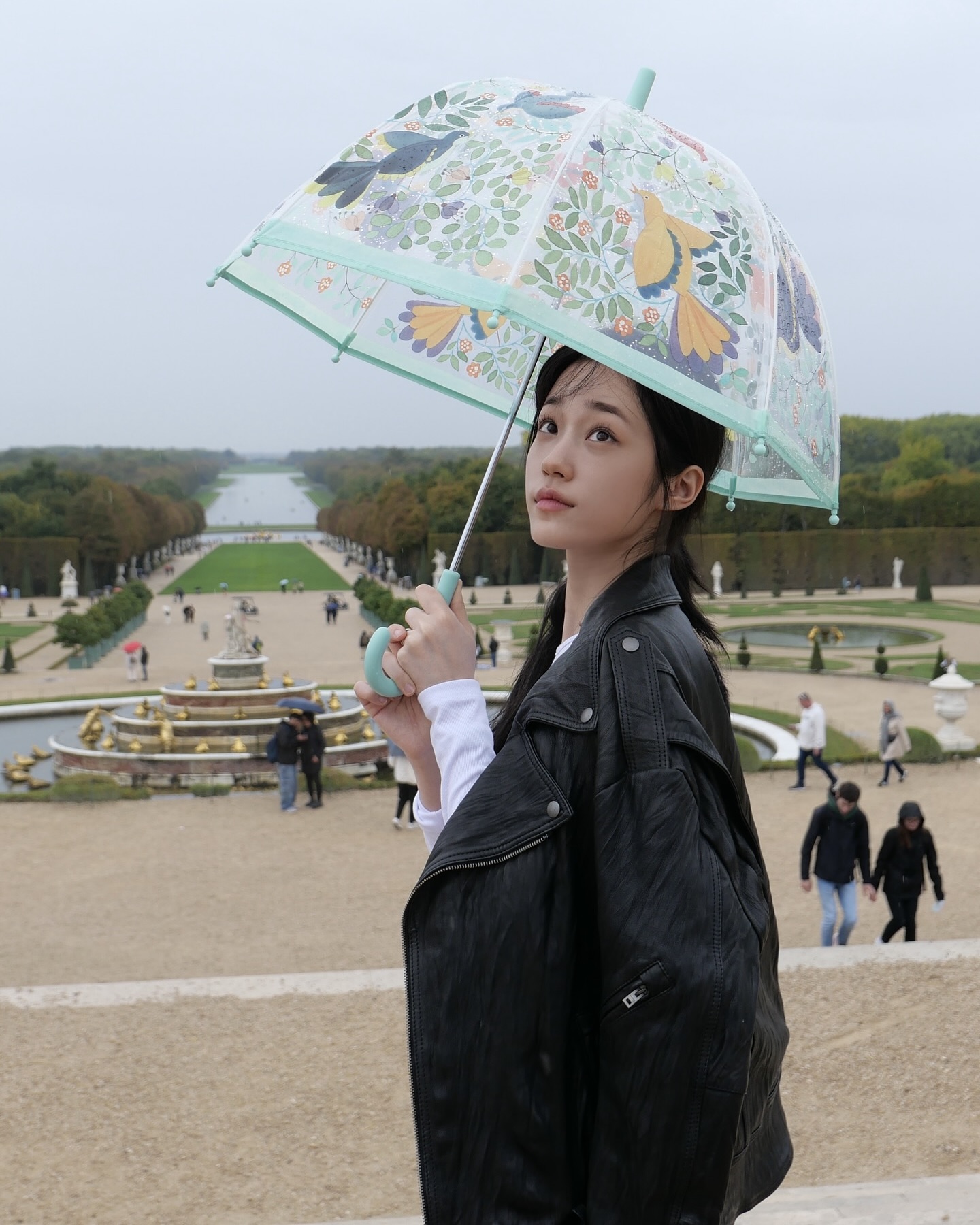 가을에는 역시 가죽자켓🖤
스타일과 실용성 둘 다 잡는 가을 아우터 2가지🔎✨

쌀쌀한 날씨에 꼭 필요한 간절기 아우터, 지금 소개해드릴게요.

1. 아크네 스튜디오 인조 가죽 봄버 재킷, 100만 원대
제니가 착용한 봄버 재킷은 클래식한 칼라와 골지 소맷단, 뒷면의 메탈 로고 장식이 포인트인 아이템입니다. 루즈한 데님 팬츠와 블랙 선글라스를 매치해 미니멀한 가을 데일리룩 스타일링을 완성했습니다.

2.아크네 스튜디오 크링클드 레더 재킷, 200만 원대
노윤서가 착용한 재킷은 크링클 텍스처가 돋보이는 램스킨 소재의 바이커 재킷입니다. 노치드 칼라와 벨티드 허리 디테일이 클래식한 무드를 더해주는데요. 화이트 티셔츠와 워싱 데님 팬츠를 매치해 내추럴한 가을 데일리룩을 완성했습니다. 이미지