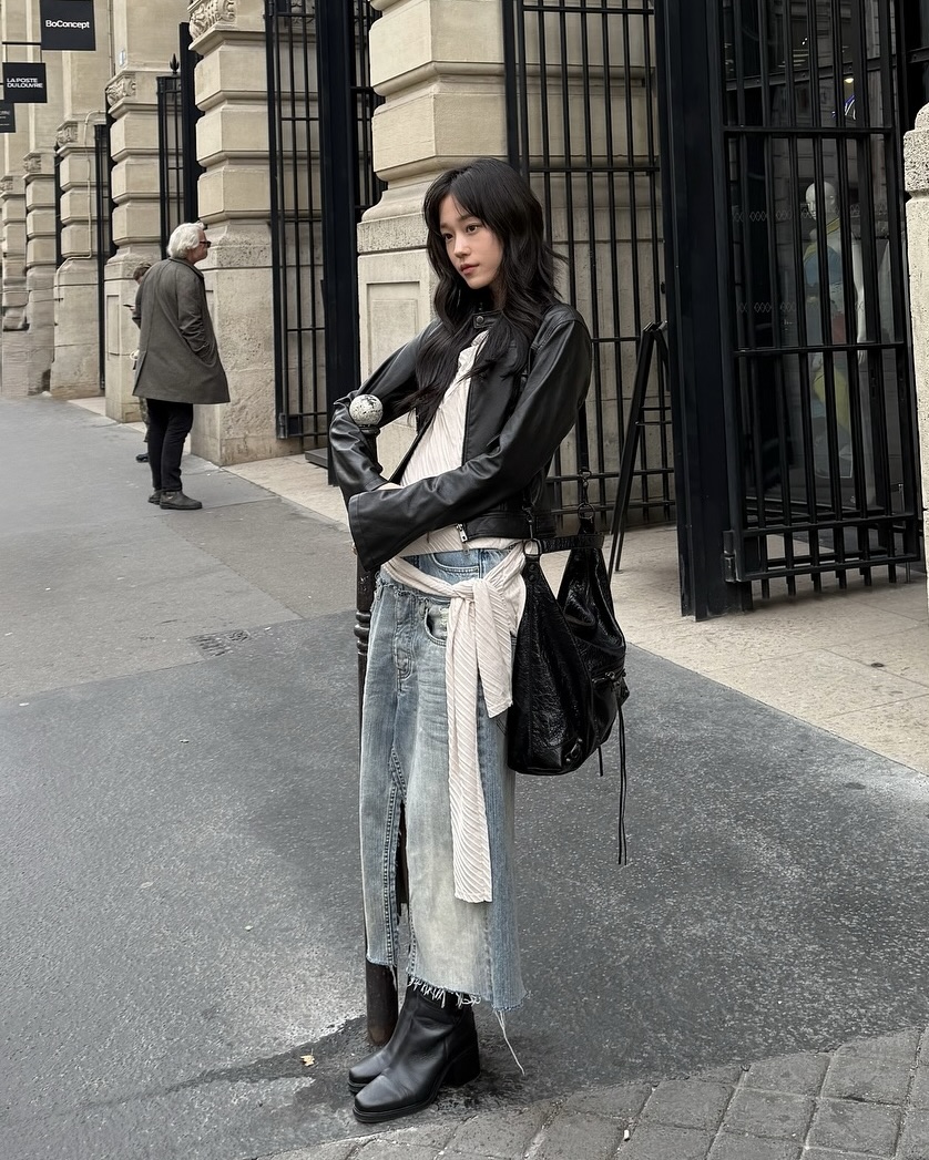 발렌시아가는 노윤서로 완성돼🖤
파리 길거리조차 런웨이로 만든 노윤서의 데일리 코디✨

노윤서의 가을 데일리룩, 지금 소개해드릴게요.

1. 발렌시아가 컷업 배기 팬츠 블루, 200만 원대
레이어드 디테일이 돋보이는 발렌시아가의 데님 팬츠입니다. 빈티지한 워싱과 컷업 디테일이 포인트인데요. 크롭 레더 재킷과 블랙 백을 매치해 시크한 스트릿 데님 룩을 연출할 수 있습니다.

2. 발렌시아가 르 시티 백 라지 블랙, 400만 원대
램스킨 소재로 제작된 르 시티 백은 발렌시아가의 아이코닉 백 중 하나입니다. 매트 블랙 하드웨어와 가죽 스트랩 디테일이 빈티지한 무드를 더해주는데요. 크롭 레더 재킷과 데님 스커트를 매치해 스트릿한 가을 룩을 완성했습니다. 이미지