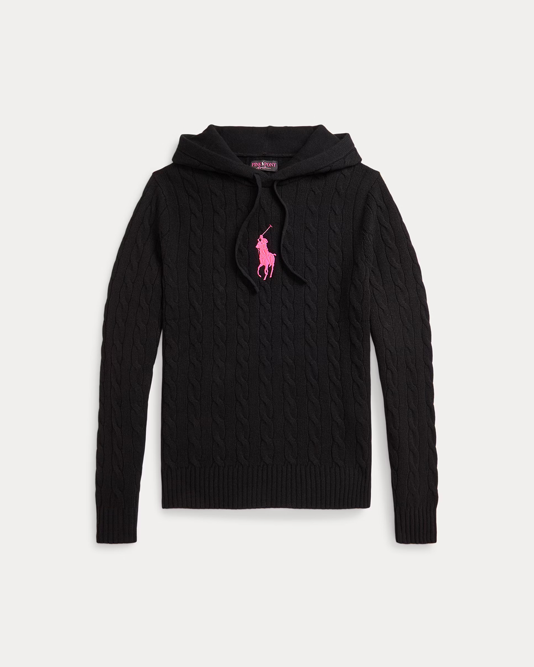 크리스탈처럼 핑크 포니💓
쌀쌀한 가을에는 폴로 니트 하나로 분위기 완성해보세요🍁

간절기에 입기 좋은 랄프로렌 코디, 지금 소개해드릴게요.

1. 폴로 랄프 로렌 핑크 포니 케이블 니트 후디, 50만 원대
울과 캐시미어 혼방 소재로 부드럽고 포근한 착용감을 주는 케이블 니트 후디입니다. 시그니처 핑크 포니 자수가 포인트로 블랙 팬츠와 미니백을 매치해 심플한 블랙 모노톤 룩을 완성했습니다.

2. 폴로 랄프 로렌 핑크 포니 트윌 볼 캡, 8만 원대
코튼 트윌 소재로 제작된 볼캡으로, 전면의 핑크 포니 자수와 랄프 로렌 로고가 포인트인 아이템입니다. 같은 컬렉션의 케이블 니트 후디와 매치해 통일감 있는 데일리 포인트 룩을 완성했습니다. 이미지
