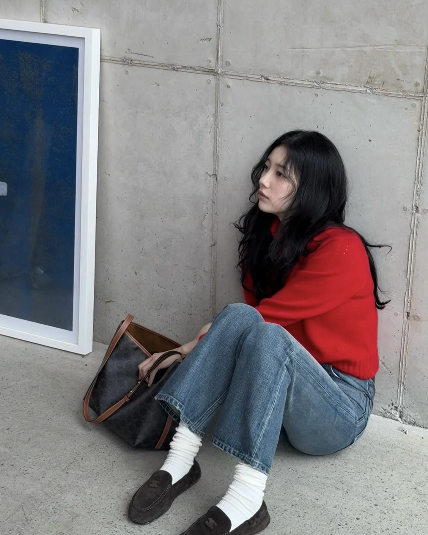 수지의 가을은 셀린느로 완성돼🤎 매일 들어도 질리지 않는 셀린느 백 2가지👜🍁  데일리에 들기 좋은 가방, 지금 소개해드릴게요.  1. 셀린느 소프트 쇼퍼 백, 200만 원대 트리옹프 패턴의 캔버스에 디테일을 더한 셀린느의 쇼퍼 백입니다. 여유로운 크기와 부드러운 쉐입으로 실용성을 갖췄는데요. 레드 니트와 데님 팬츠를 매치해 클래식한 데일리룩을 완성할 수 있습니다.  2. 셀린느 클래식 트리옹프 백, 550만 원대 카프스킨 소재로 제작된 셀린느의 미니 스퀘어 백입니다. 전면의 트리옹프 로고 장식이 포인트로, 클래식하면서도 세련된 분위기를 연출하는데요. 브라운 재킷과 데님 팬츠를 매치해 가을 데일리룩을 완성했습니다. 이미지