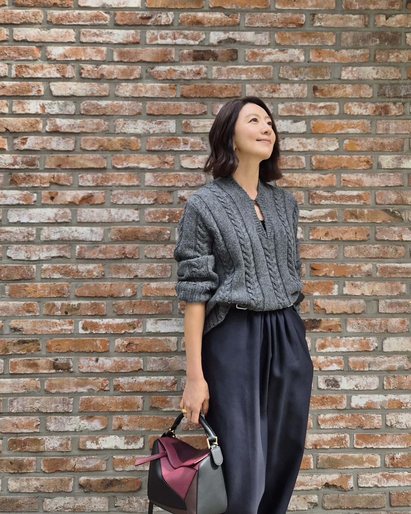 옷잘알들은 가을에 이 니트 입어🧶
데일리로 가볍게 입기 좋은 로에베 니트를 주목해 보자👀💫
가을이 오면 가장 먼저 손이 가는 아이템, 바로 니트죠. 이번 시즌 로에베 니트를 참고해 보세요.
1. 스웨터, 210만 원
김희애가 착용한 니트는 고급스러운 울 물리네 소재로, 옆면에 애너그램 가죽 탭 장식과 v넥 애너그램 인그레이빙 잠금장치가 돋보이죠. 여기에 슬랙스를 매치하면 단정하면서도 세련된 가을 스타일을 완성할 수 있습니다.
2. 스웨터 울, 220만 원
장윤주가 입은 니트는 따뜻한 울 소재로, 긴 기장에 파란색과 초록색이 섞인 레이어드 패턴의 트롱프뢰유 디테일이 포인트. 부드러운 베이지 팬츠와 함께 입으면 깔끔하고 세련된 분위기의 모던룩을 연출할 수 있습니다. 이미지2