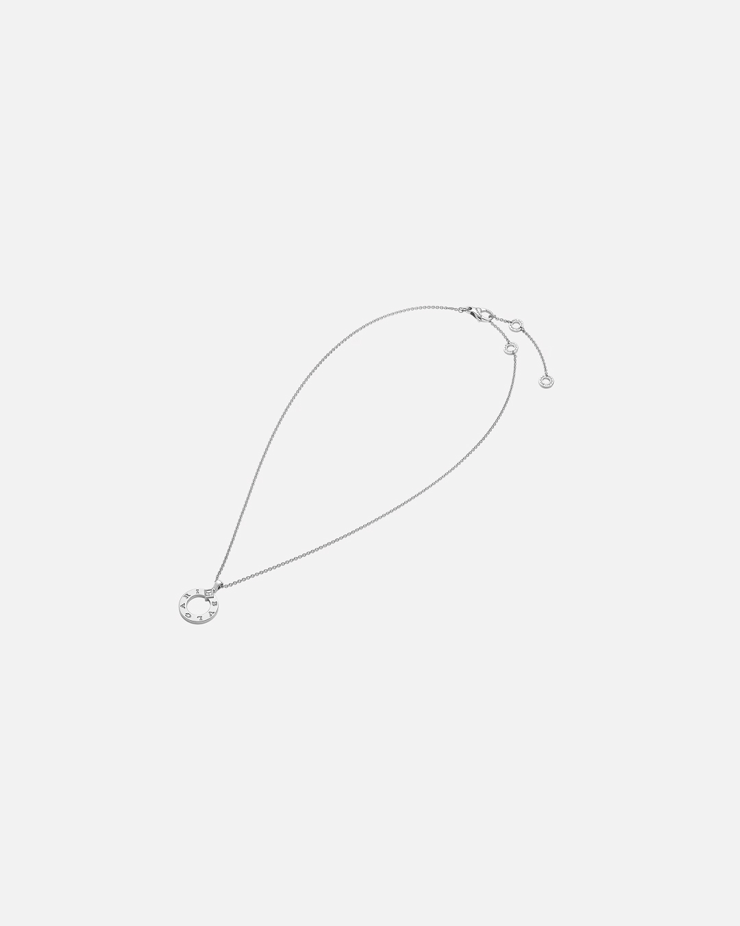 오늘 룩에 부족한 건? 바로 목걸이💎
여자들의 워너비 브랜드의 실버 목걸이✨🤍마음에 드실 거예요

셀럽들의 데일리 실버 목걸이 2가지를 소개합니다.

1. 까르띠에 러브 펜던트, 400만 원대
박보영이 착용한 실버 목걸이는 두 개의 링에 스크류 장식 모티프가 들어간 펜던트가 특징입니다. 박보영은 민소매와 레더 재킷과 매치해 시크하면서도 세련된 분위기를 완성했습니다.

2. 불가리 네크리스, 400만 원대
김지은이 착용한 목걸이는 18k 화이트 골드 소재에 다이아몬드 젬스톤과 클래식한 원형 펜던트, 곡선형으로 새겨진 브랜드 로고가 포인트입니다. 김지은은 그레이 재킷과 매치해 우아하면서도 깔끔한 분위기를 연출했습니다. 이미지7