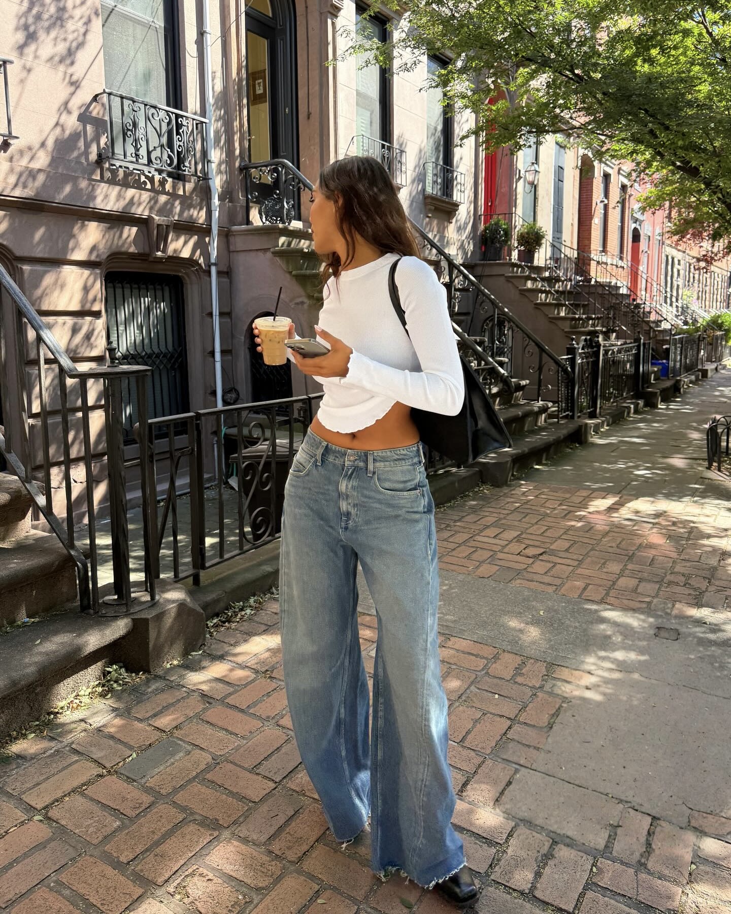 아직 워싱 데님 팬츠가 없다고?😮
워싱 데님 팬츠 하나로 밋밋한 룩에 생기와 포인트를 더하자💙💫
각자 다른 매력을 지닌 데님 3가지를 참고해 보세요.
1. 자라 진즈 와이드 레그 티로알토, 5만 원대
하이웨스트 디자인에 긴 기장과 와이드 핏으로 빈티지한 워싱이 돋보이는 제품입니다. 롱 슬리브와 베이지 재킷을 매치하면 깔끔하면서도 모던한 룩을 완성할 수 있습니다.
2. 리바이스 신치 배기 진, 9만 원대
워싱 처리된 코튼 소재로 하이웨스트에 스트레이트 실루엣인 팬츠입니다. 허리 뒷부분에 버클 형태인 신치 스트랩이 달려있어 벨트 없이 허리를 조절할 수 있습니다. 이 데님 팬츠와 트렌치코트를 매치하면 클래식한 가을룩을 완성할 수 있습니다.
3. 프리 피플 위 더 프리 올터 이고 보이프렌드 진, 21만 원대
자연스럽게 색이 빠진 페이딩과 주름진 듯한 위스커링 디테일이 보헤미안 무드를 살리고, 앞면에 트위스트 솔기 디테일이 돋보이는 제품입니다. 화이트 롱 슬리브와 매치하면 캐주얼하면서도 트렌디한 룩을 연출할 수 있습니다. 이미지6