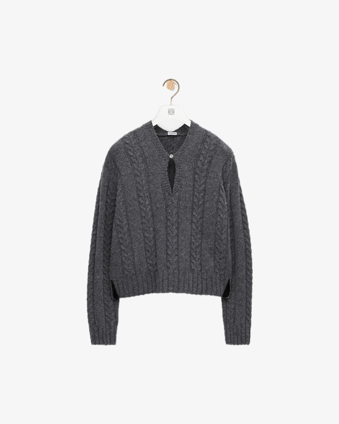 옷잘알들은 가을에 이 니트 입어🧶
데일리로 가볍게 입기 좋은 로에베 니트를 주목해 보자👀💫
가을이 오면 가장 먼저 손이 가는 아이템, 바로 니트죠. 이번 시즌 로에베 니트를 참고해 보세요.
1. 스웨터, 210만 원
김희애가 착용한 니트는 고급스러운 울 물리네 소재로, 옆면에 애너그램 가죽 탭 장식과 v넥 애너그램 인그레이빙 잠금장치가 돋보이죠. 여기에 슬랙스를 매치하면 단정하면서도 세련된 가을 스타일을 완성할 수 있습니다.
2. 스웨터 울, 220만 원
장윤주가 입은 니트는 따뜻한 울 소재로, 긴 기장에 파란색과 초록색이 섞인 레이어드 패턴의 트롱프뢰유 디테일이 포인트. 부드러운 베이지 팬츠와 함께 입으면 깔끔하고 세련된 분위기의 모던룩을 연출할 수 있습니다. 이미지4