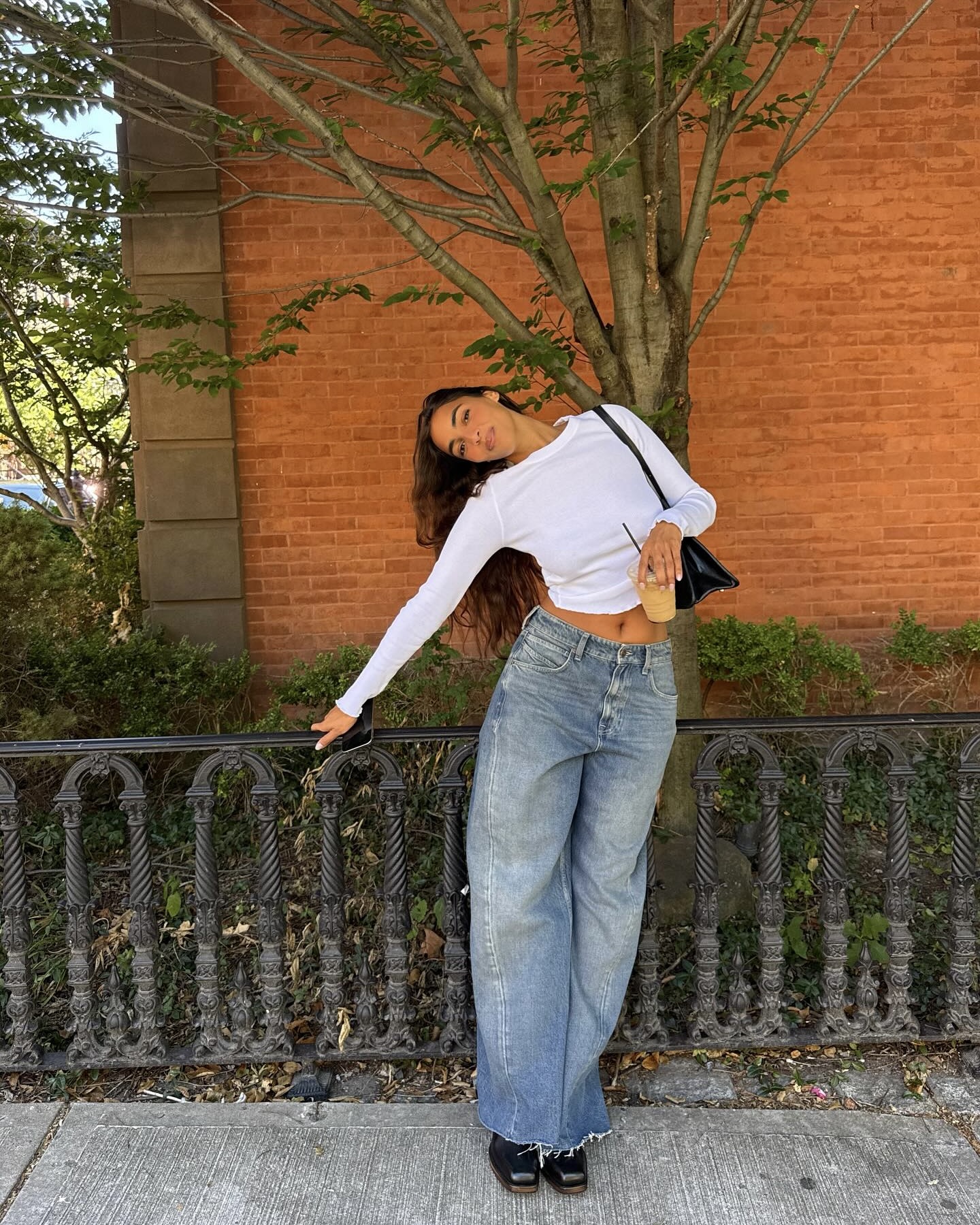 아직 워싱 데님 팬츠가 없다고?😮
워싱 데님 팬츠 하나로 밋밋한 룩에 생기와 포인트를 더하자💙💫
각자 다른 매력을 지닌 데님 3가지를 참고해 보세요.
1. 자라 진즈 와이드 레그 티로알토, 5만 원대
하이웨스트 디자인에 긴 기장과 와이드 핏으로 빈티지한 워싱이 돋보이는 제품입니다. 롱 슬리브와 베이지 재킷을 매치하면 깔끔하면서도 모던한 룩을 완성할 수 있습니다.
2. 리바이스 신치 배기 진, 9만 원대
워싱 처리된 코튼 소재로 하이웨스트에 스트레이트 실루엣인 팬츠입니다. 허리 뒷부분에 버클 형태인 신치 스트랩이 달려있어 벨트 없이 허리를 조절할 수 있습니다. 이 데님 팬츠와 트렌치코트를 매치하면 클래식한 가을룩을 완성할 수 있습니다.
3. 프리 피플 위 더 프리 올터 이고 보이프렌드 진, 21만 원대
자연스럽게 색이 빠진 페이딩과 주름진 듯한 위스커링 디테일이 보헤미안 무드를 살리고, 앞면에 트위스트 솔기 디테일이 돋보이는 제품입니다. 화이트 롱 슬리브와 매치하면 캐주얼하면서도 트렌디한 룩을 연출할 수 있습니다. 이미지8