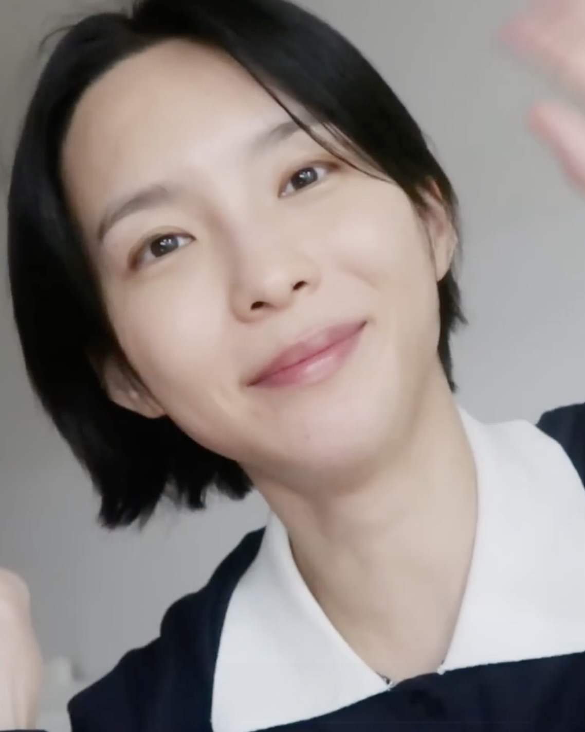 김수미표 동안 케어로 리셋하기💆🏻‍♀️ 환절기 때 실천하는 김수미의 저속 노화 루틴 4가지💫🧴참고하자  동안 미모 김수미의 기미 잡티 집중 케어템 4가지를 소개합니다.  1. 에스네이처 아쿠아 라이스 클렌징 밀크, 2만 원대 쌀뜨물 성분이 함유된 생크림 텍스처의 클렌징 밀크로, 멜라닌 색소 생성을 억제해 피부톤을 환하게 밝혀주고, 세안 후 촉촉함이 남아 미백과 보습을 챙길 수 있습니다.  2. 에스네이처 아쿠아 오아시스 토너, 2만 원대 약산성 토너로 피부 자극은 줄이고 모공 속 노폐물과 피지를 제거해 줍니다. 충분한 수분감으로 피부 진정과 수분 보충에 효과적인 토너입니다.  3. 라티브 올리브 레몬샷, 3만 원대 활성산소 제거에 도움을 주는 폴리레놀 성분이 들어간 식물성 올리브 캡슐과 레몬수로 구성되어 피부 속부터 맑게 톤업시키고 비타민이 함유되어 피부 탄력과 저속 노화에도 효과적입니다.  4. 온리추얼 글로우업 콜라겐, 10만 원대 히알루론산, 엘라스틴, 세라마이드, 저분자 콜라겐, 리포좀 글루타치온 성분을 담은 고기능성 콜라겐 제품으로 미백, 광채 효과가 있습니다. 이미지