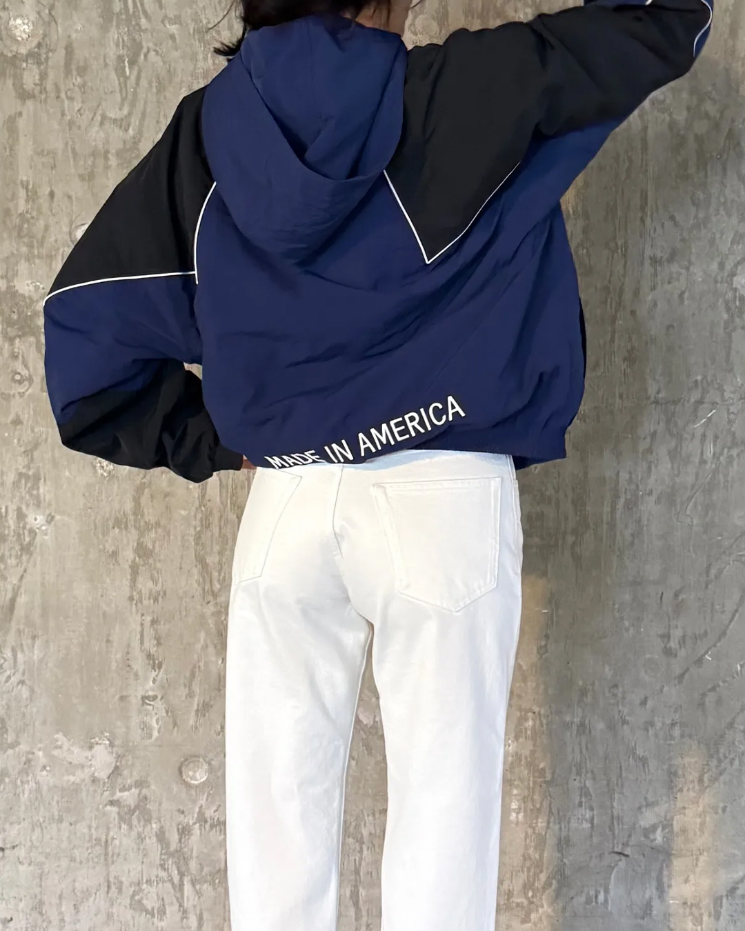 미국에서 주목받는🇺🇸마티 슈프림
켄달 제너 열정 폭발, 트랙 자켓입고 티모시 영화 응원까지📣

켄달 제너는 최근 트랙 자켓, 흰색 팬츠, 검은색 로퍼를 매치한 룩을 공개했는데요. 10월의 선선한 날씨에 맞춘 트랙 자켓은 레트로 감성을 살리면서도 현대적인 세련미를 강조했습니다.

특히, 여동생 카일리 제너 남자친구 티모시 샬라메 영화 '마티 슈프림'을 응원하는 의미로 착용한 점이 팬들의 관심을 끌었으나 출시는 미정입니다. 이미지