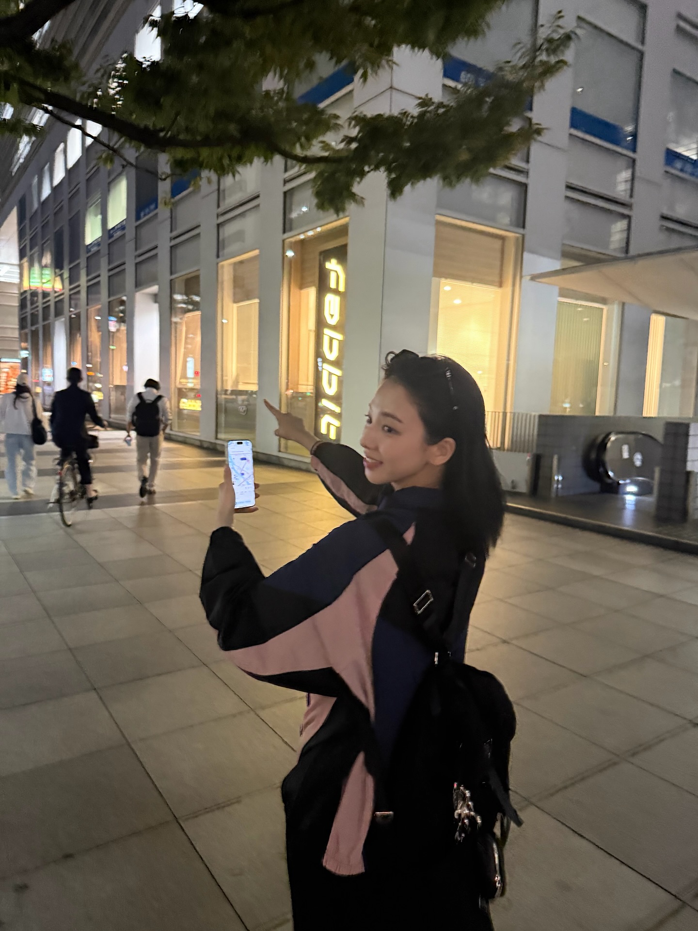 일본 여행 속🪁카리나 자켓 뭔데??
편하게 입기 좋은 나이키 오버사이즈 츄리닝🍜🍣알록달록 예뻐
- 나이키 스포츠웨어 여성 오버사이즈 트랙 자켓
도쿄 여행 중 카리나가 나이키 오버사이즈 트랙 재킷을 걸쳤습니다. 네이비와 인디핑크가 부드럽게 교차되는 컬러 블록이 가을빛과 어우러지고, 프라다 백팩과 블랙 팬츠가 만들어내는 오버사이즈 실루엣입니다. 스포티한 듯 차분하고, 기능적인 동시에 세련된 느낌입니다.
경량 태피터 소재로 제작된 이 재킷은 피부에 닿을 때 산뜻한 터치감을 주며, 자외선 차단과 발수 기능으로 맑은 날에도, 비 오는 거리에서도 제 역할을 다합니다. 이미지4