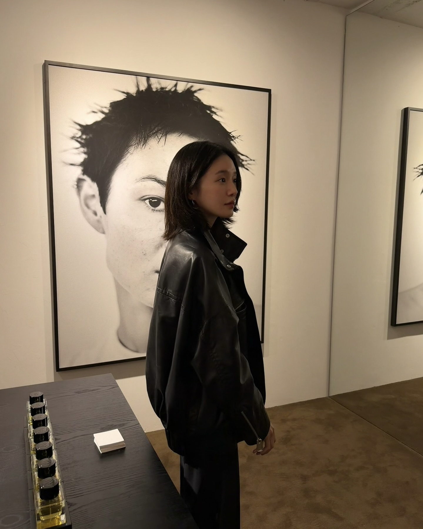 가을 코디 여기 다 모았다🤎 쌀쌀한 날씨에 입기 좋은 박규영 스타일링으로 가을 준비 끝✨  가을에 입기 좋은 박규영의 데일리 코디, 지금 소개해드릴게요.  1. 카이트 아이만 레더 봄버 재킷, 900만 원대 메탈 지퍼 포켓과 하이넥 디테일이 특징인 오버사이즈 레더 재킷입니다. 볼륨감 있는 실루엣으로 구조적인 무드를 더해주는데요. 와이드 팬츠와 매치해 모던한 올블랙 룩을 완성했습니다.  2. 카이트 마고 캐시미어 크루넥 스웨터, 300만 원대 캐시미어 소재로 제작된 크루넥 니트로, 루즈한 실루엣이 편안한 무드를 연출합니다. 밑단과 소맷단의 시보리 마감이 특징인데요. 진청 데님과 미니 숄더백을 매치해 미니멀한 데일리룩을 완성했습니다. 이미지