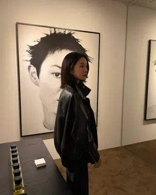 가을 코디 여기 다 모았다🤎
쌀쌀한 날씨에 입기 좋은 박규영 스타일링으로 가을 준비 끝✨
가을에 입기 좋은 박규영의 데일리 코디, 지금 소개해드릴게요.
1. 카이트 아이만 레더 봄버 재킷, 900만 원대
메탈 지퍼 포켓과 하이넥 디테일이 특징인 오버사이즈 레더 재킷입니다. 볼륨감 있는 실루엣으로 구조적인 무드를 더해주는데요. 와이드 팬츠와 매치해 모던한 올블랙 룩을 완성했습니다.
2. 카이트 마고 캐시미어 크루넥 스웨터, 300만 원대
캐시미어 소재로 제작된 크루넥 니트로, 루즈한 실루엣이 편안한 무드를 연출합니다. 밑단과 소맷단의 시보리 마감이 특징인데요. 진청 데님과 미니 숄더백을 매치해 미니멀한 데일리룩을 완성했습니다. 이미지