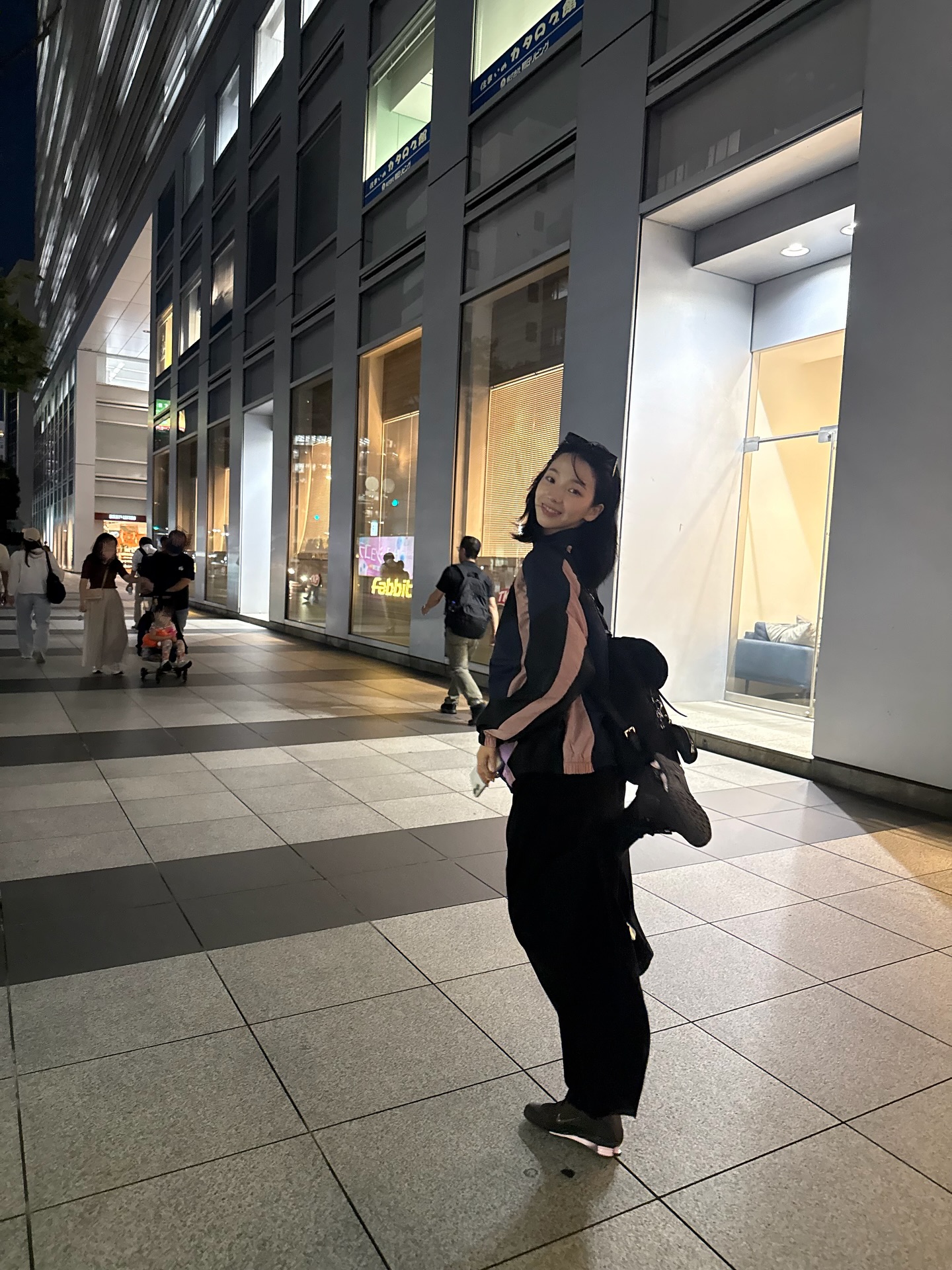 일본 여행 속🪁카리나 자켓 뭔데??
편하게 입기 좋은 나이키 오버사이즈 츄리닝🍜🍣알록달록 예뻐
- 나이키 스포츠웨어 여성 오버사이즈 트랙 자켓
도쿄 여행 중 카리나가 나이키 오버사이즈 트랙 재킷을 걸쳤습니다. 네이비와 인디핑크가 부드럽게 교차되는 컬러 블록이 가을빛과 어우러지고, 프라다 백팩과 블랙 팬츠가 만들어내는 오버사이즈 실루엣입니다. 스포티한 듯 차분하고, 기능적인 동시에 세련된 느낌입니다.
경량 태피터 소재로 제작된 이 재킷은 피부에 닿을 때 산뜻한 터치감을 주며, 자외선 차단과 발수 기능으로 맑은 날에도, 비 오는 거리에서도 제 역할을 다합니다. 이미지3