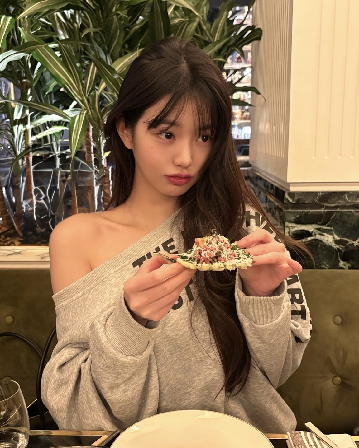 쌀쌀한 비바람 막아주는 포근한 맨투맨🌧️
편하게 입기 좋은 맨투맨 하나로 가을 스타일링 완성🤎 이미지9