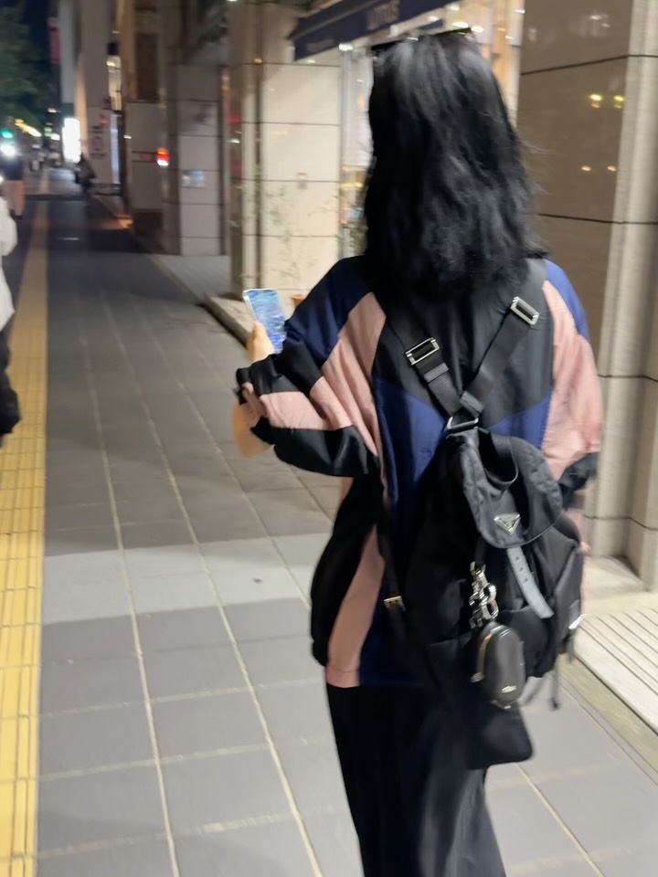 일본 여행 속🪁카리나 자켓 뭔데??
편하게 입기 좋은 나이키 오버사이즈 츄리닝🍜🍣알록달록 예뻐
- 나이키 스포츠웨어 여성 오버사이즈 트랙 자켓
도쿄 여행 중 카리나가 나이키 오버사이즈 트랙 재킷을 걸쳤습니다. 네이비와 인디핑크가 부드럽게 교차되는 컬러 블록이 가을빛과 어우러지고, 프라다 백팩과 블랙 팬츠가 만들어내는 오버사이즈 실루엣입니다. 스포티한 듯 차분하고, 기능적인 동시에 세련된 느낌입니다.
경량 태피터 소재로 제작된 이 재킷은 피부에 닿을 때 산뜻한 터치감을 주며, 자외선 차단과 발수 기능으로 맑은 날에도, 비 오는 거리에서도 제 역할을 다합니다. 이미지5