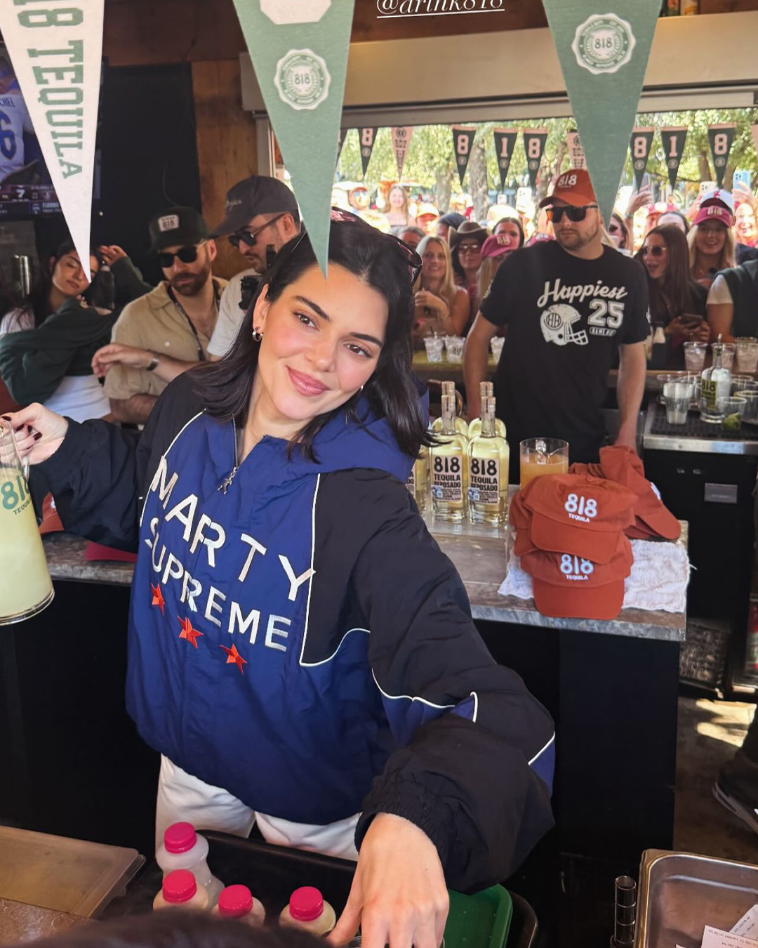 미국에서 주목받는🇺🇸마티 슈프림
켄달 제너 열정 폭발, 트랙 자켓입고 티모시 영화 응원까지📣
켄달 제너는 최근 트랙 자켓, 흰색 팬츠, 검은색 로퍼를 매치한 룩을 공개했는데요. 10월의 선선한 날씨에 맞춘 트랙 자켓은 레트로 감성을 살리면서도 현대적인 세련미를 강조했습니다.
특히, 여동생 카일리 제너 남자친구 티모시 샬라메 영화 '마티 슈프림'을 응원하는 의미로 착용한 점이 팬들의 관심을 끌었으나 출시는 미정입니다. 이미지8