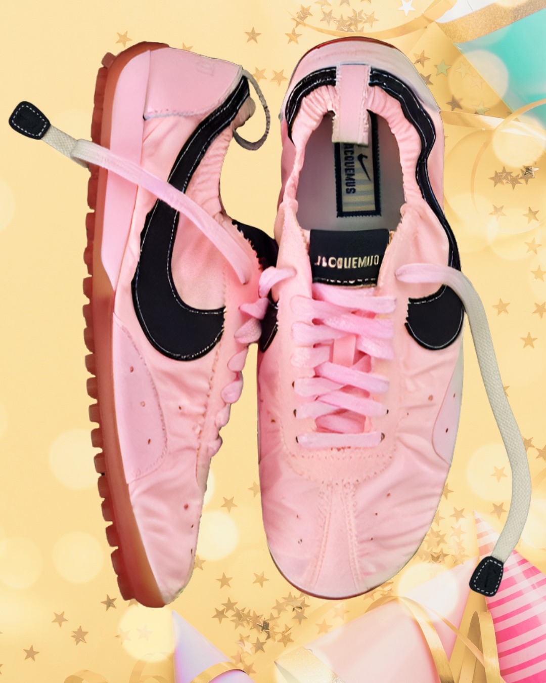 핑크 컬러로 돌아올🎀문 슈즈
세련된 파스텔 컬러로 재탄생할 나이키 x 자크뮈스 콜라보🤝
나이키와 자크뮈스의 문 슈즈가 출시되자마자 완판되었지만, 아직 한 발 남았습니다. 자크뮈스가 최근 후속작인 핑크 컬러 버전을 공개했기 때문인데요. 핑크 컬러를 중심으로, 소프트 펄과 포나 브라운 컬러도 함께 출시 된다는 루머도 있습니다.
내년 2월 정식 출시되며, 가격은 180달러로 예상됩니다. 이미지3