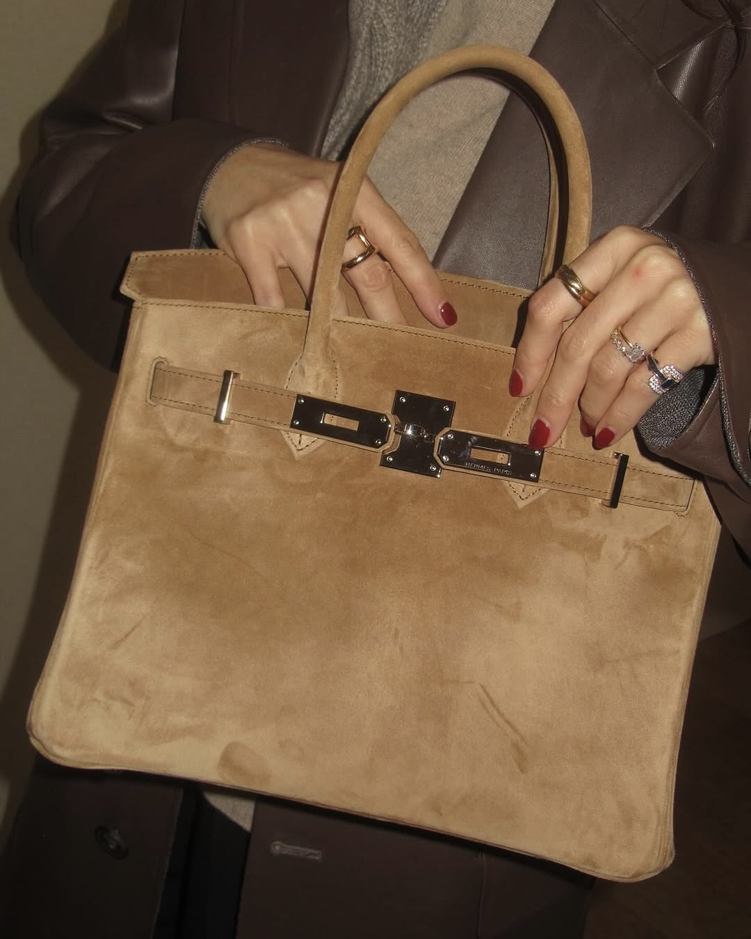 언제 봐도 예쁜 스웨이드 버킨백🤎
우아함의 정석🧡 미리 보는 에르메스 26SS 버킨백👜

에르메스 버킨백이 이번 시즌 새로운 얼굴로 돌아왔습니다. 2026 SS 컬렉션에서 처음 공개된 Birkin Veau Doblis는, 모래빛 질감과 부드러운 실루엣으로 에르메스의 클래식한 우아함을 새롭게 해석했죠.

송아지 가죽을 샌딩해 완성한 도블리스 스웨이드는 벨벳처럼 부드럽고 은은한 질감으로 에르메스가 추구하는 아름다움을 드러내는데요.

클래식한 버킨의 형태에 따뜻한 텍스처가 더해져, 이번 시즌을 대표하는 우아한 아이콘으로 자리했습니다. 이미지