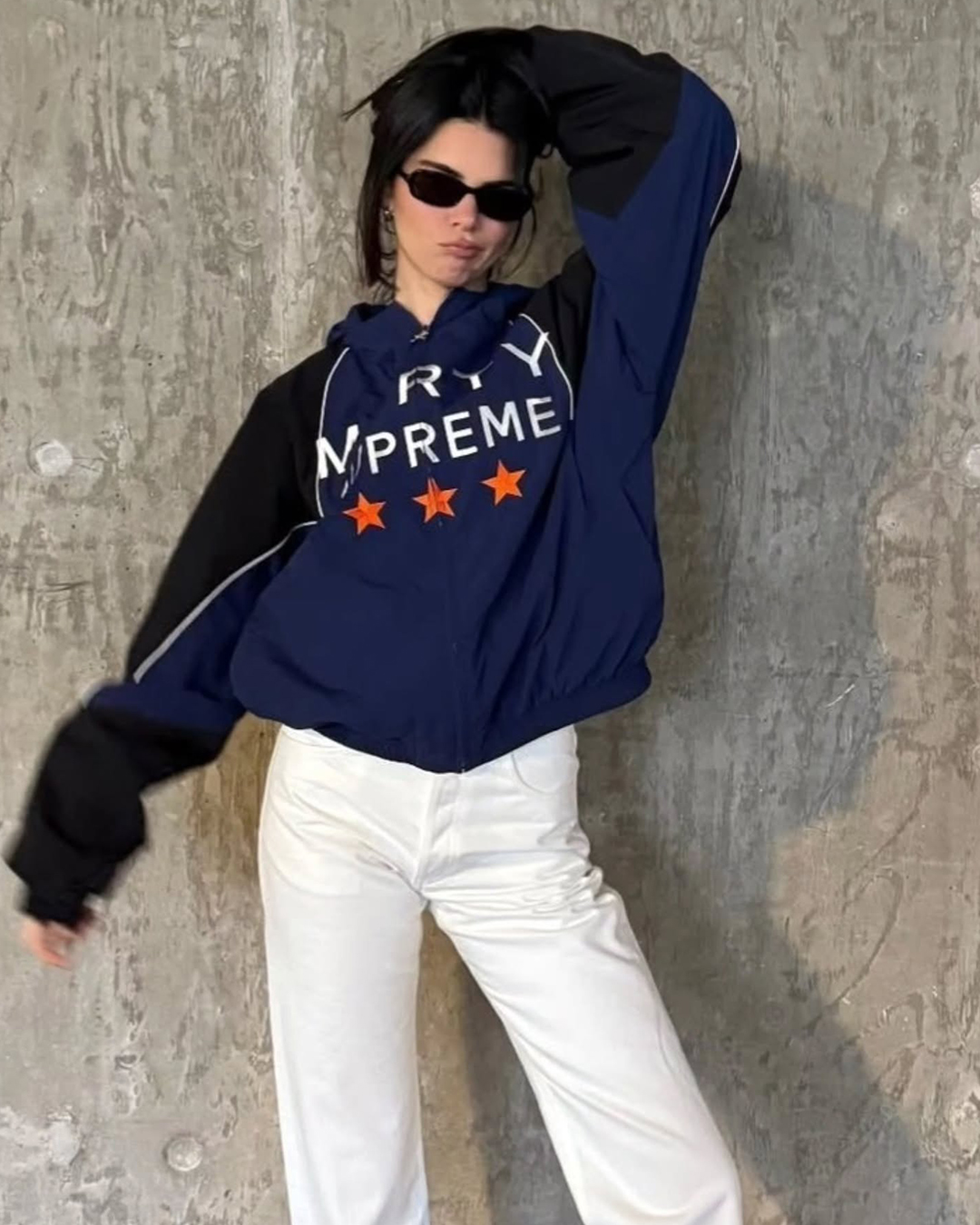 미국에서 주목받는🇺🇸마티 슈프림
켄달 제너 열정 폭발, 트랙 자켓입고 티모시 영화 응원까지📣
켄달 제너는 최근 트랙 자켓, 흰색 팬츠, 검은색 로퍼를 매치한 룩을 공개했는데요. 10월의 선선한 날씨에 맞춘 트랙 자켓은 레트로 감성을 살리면서도 현대적인 세련미를 강조했습니다.
특히, 여동생 카일리 제너 남자친구 티모시 샬라메 영화 '마티 슈프림'을 응원하는 의미로 착용한 점이 팬들의 관심을 끌었으나 출시는 미정입니다. 이미지2