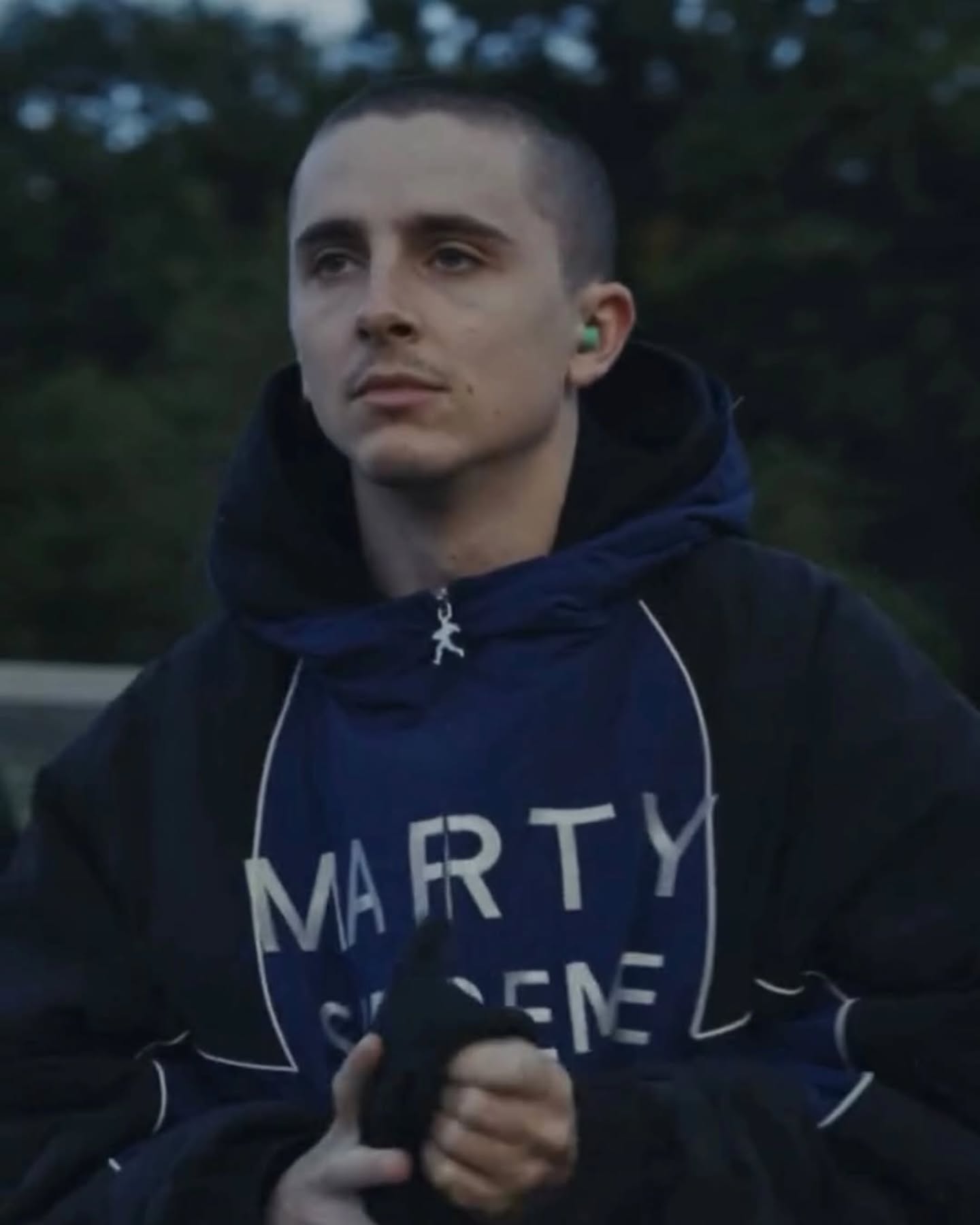 미국에서 주목받는🇺🇸마티 슈프림
켄달 제너 열정 폭발, 트랙 자켓입고 티모시 영화 응원까지📣
켄달 제너는 최근 트랙 자켓, 흰색 팬츠, 검은색 로퍼를 매치한 룩을 공개했는데요. 10월의 선선한 날씨에 맞춘 트랙 자켓은 레트로 감성을 살리면서도 현대적인 세련미를 강조했습니다.
특히, 여동생 카일리 제너 남자친구 티모시 샬라메 영화 '마티 슈프림'을 응원하는 의미로 착용한 점이 팬들의 관심을 끌었으나 출시는 미정입니다. 이미지4