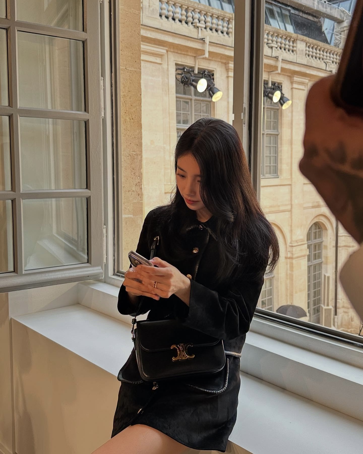 이번 주 하객룩은 이거만 참고하기💐
클래식한 트위드부터 크롭 재킷으로 세련된 하객룩 완성🦢🖤 이미지3