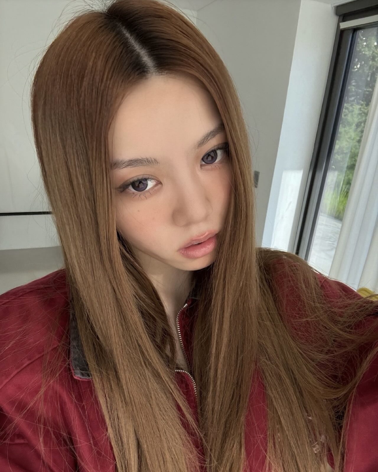 올가을 유행 예감 토스티 메이크업💄
분위기 끝판왕✨🍂 토스티 메이크업으로 가을 무드 완성해 보자

촉촉한 물광 메이크업의 열기가 식으면서, 모카 무스의 연장선으로 토스티 메이크업이 새롭게 떠오르고 있는데요.

잘 구워진 토스트처럼 따뜻하고 너티한 컬러감이 특징인 토스티 메이크업은 자연스럽지만 건강한 느낌이 들죠.

두껍지 않은 내추럴 베이스와 따뜻한 mlbb 톤의 블러셔나 브론저를 사용해 햇볕에 살짝 그을린 듯한 느낌이 포인트죠. 여기에 주근깨를 연출하거나, 차분한 누드립으로 마무리하면 세련되면서 시크한 무드를 연출할 수 있습니다.

이번 가을 시즌, 내추럴한 꾸안꾸 무드를 완성하고 싶다면 토스티 메이크업을 시도해 보세요. 이미지8