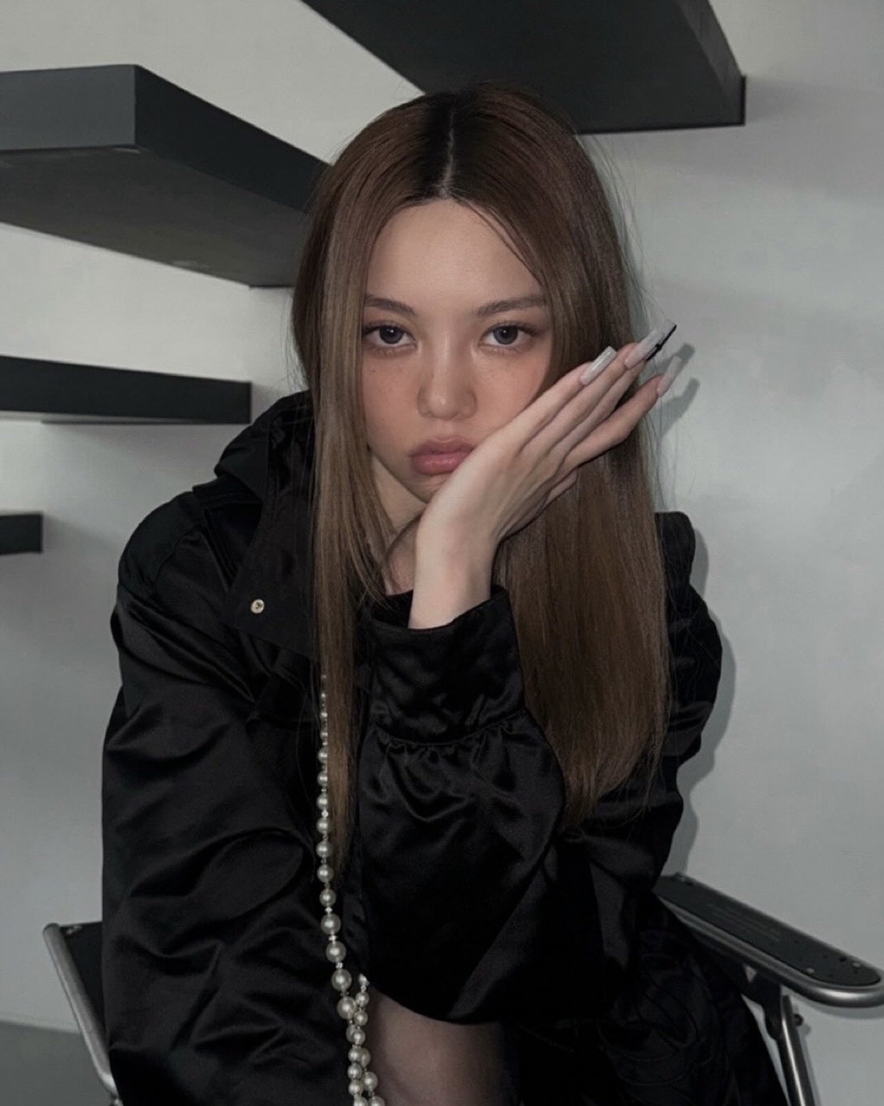 올가을 유행 예감 토스티 메이크업💄
분위기 끝판왕✨🍂 토스티 메이크업으로 가을 무드 완성해 보자

촉촉한 물광 메이크업의 열기가 식으면서, 모카 무스의 연장선으로 토스티 메이크업이 새롭게 떠오르고 있는데요.

잘 구워진 토스트처럼 따뜻하고 너티한 컬러감이 특징인 토스티 메이크업은 자연스럽지만 건강한 느낌이 들죠.

두껍지 않은 내추럴 베이스와 따뜻한 mlbb 톤의 블러셔나 브론저를 사용해 햇볕에 살짝 그을린 듯한 느낌이 포인트죠. 여기에 주근깨를 연출하거나, 차분한 누드립으로 마무리하면 세련되면서 시크한 무드를 연출할 수 있습니다.

이번 가을 시즌, 내추럴한 꾸안꾸 무드를 완성하고 싶다면 토스티 메이크업을 시도해 보세요. 이미지2