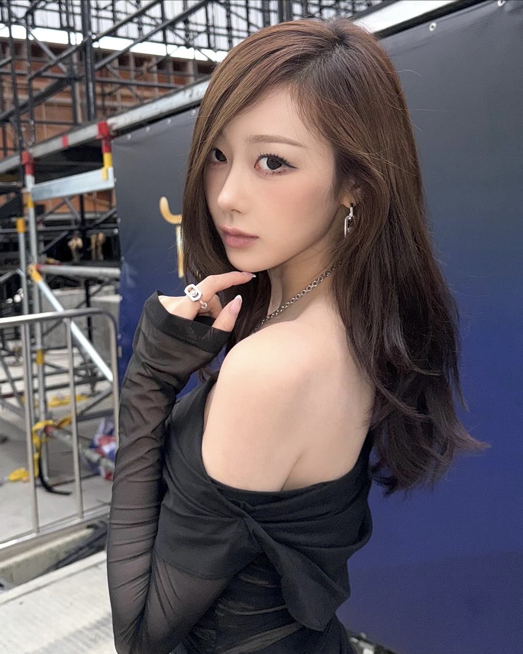 올가을 유행 예감 토스티 메이크업💄 분위기 끝판왕✨🍂 토스티 메이크업으로 가을 무드 완성해 보자  촉촉한 물광 메이크업의 열기가 식으면서, 모카 무스의 연장선으로 토스티 메이크업이 새롭게 떠오르고 있는데요.  잘 구워진 토스트처럼 따뜻하고 너티한 컬러감이 특징인 토스티 메이크업은 자연스럽지만 건강한 느낌이 들죠.  두껍지 않은 내추럴 베이스와 따뜻한 mlbb 톤의 블러셔나 브론저를 사용해 햇볕에 살짝 그을린 듯한 느낌이 포인트죠. 여기에 주근깨를 연출하거나, 차분한 누드립으로 마무리하면 세련되면서 시크한 무드를 연출할 수 있습니다.  이번 가을 시즌, 내추럴한 꾸안꾸 무드를 완성하고 싶다면 토스티 메이크업을 시도해 보세요. 이미지