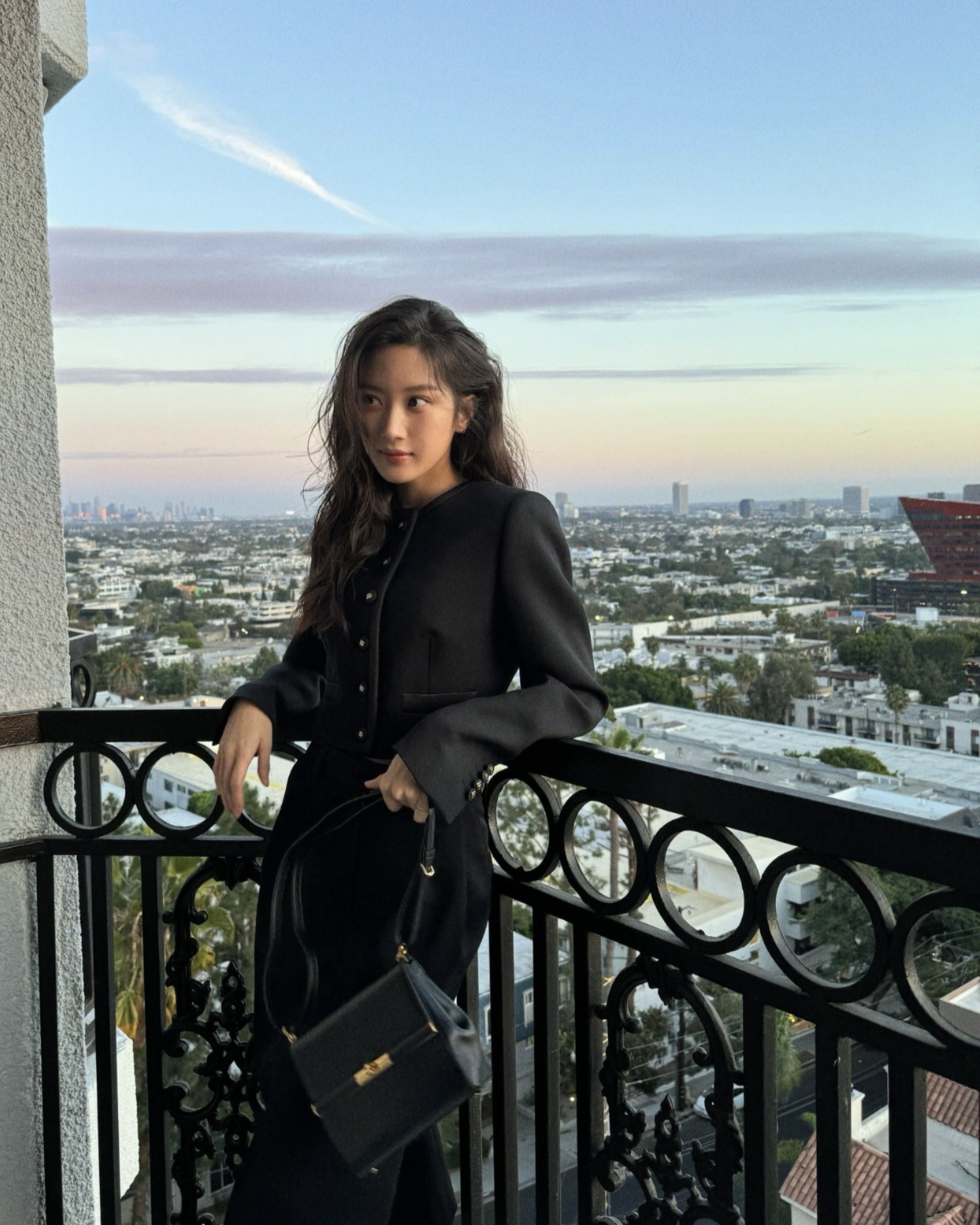 이번 주 하객룩은 이거만 참고하기💐
클래식한 트위드부터 크롭 재킷으로 세련된 하객룩 완성🦢🖤 이미지2