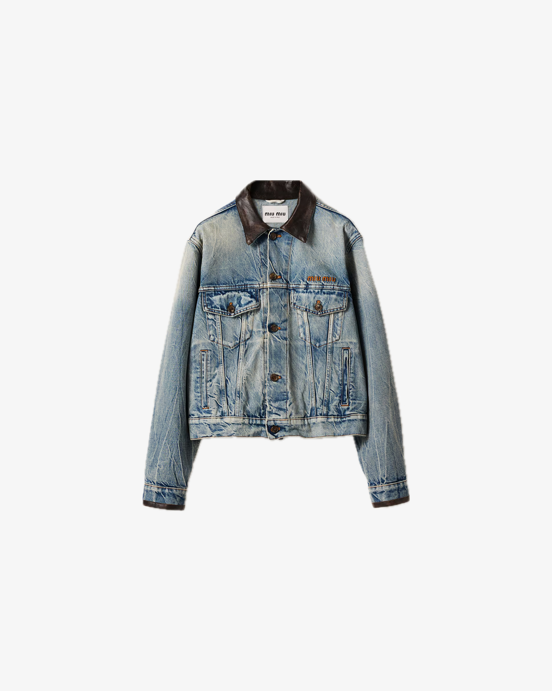 가을엔 뭐다? 역시 데님 자켓이지💫
아침저녁 쌀쌀해진 요즘🖤☁️ 데님 자켓 툭 걸쳐 가을룩 완성하자

가을 기본템, 데님 자켓 2가지를 모았습니다.

1. 미우미우 데님 블루종 재킷, 500만 원대
장원영이 착용한 크롭 자켓은 소매와 칼라 부분에 가죽 포인트와 워시드 디테일이 더해져 빈티지한 매력이 돋보이죠. 장원영은 데님 팬츠와 스트라이프 튜브탑을 매치해 캐주얼하면서도 청량한 룩을 완성했습니다.

2. 워크 인 파리스 라우 데님 포스트맨 재킷, 40만 원대
베일리가 착용한 자켓은 스트레이트 핏으로 메탈 버튼과 가슴 부분의 모노그램 디테일이 들어간 클래식한 아이템입니다. 베일리는 셋업으로 같은 컬러의 흑청 팬츠를 매치해 모던한 분위기를 완성했습니다. 이미지3