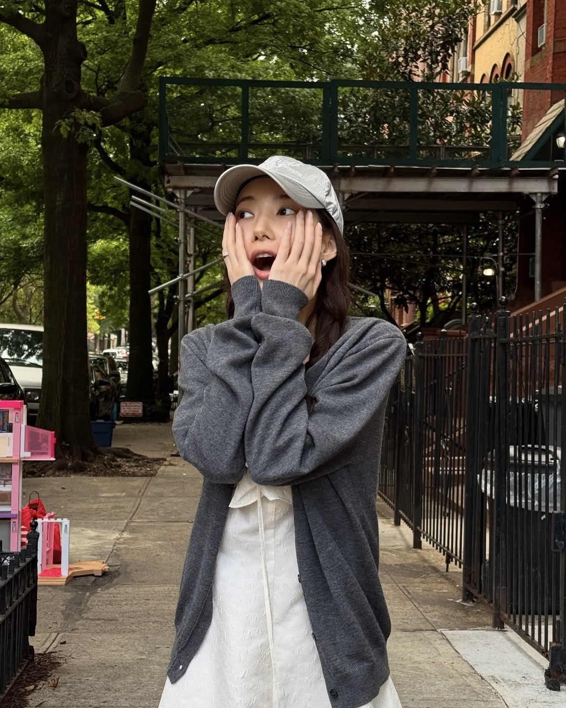 주말이니까 편하게 볼캡 툭 써주자💁🏻‍♀️
모자 러버들을 위한 볼캡 스타일링💫🔍포인트까지 챙기자 이미지